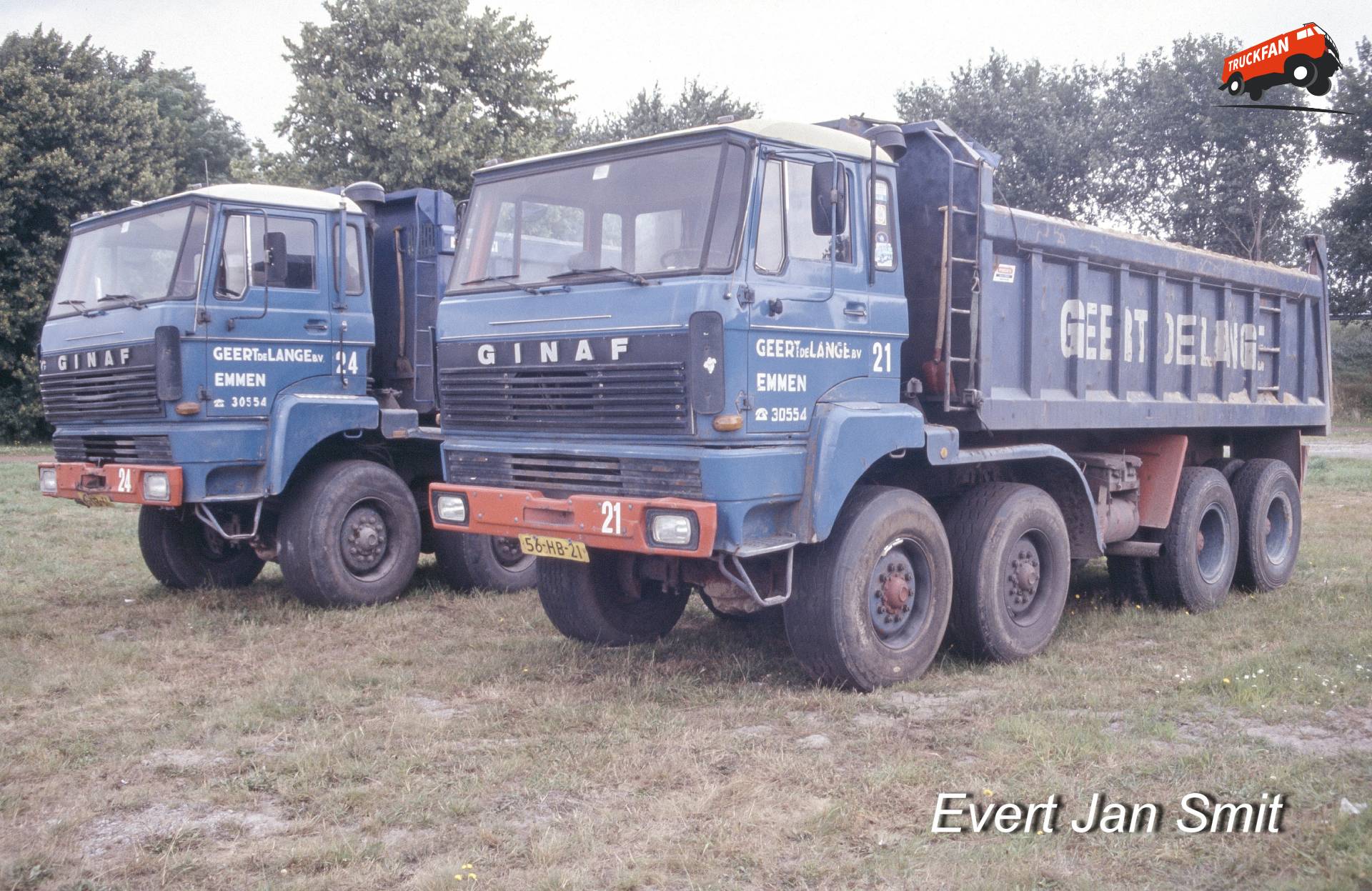 Geparkeerd voor de nacht op een grasveld achter de Nebim garage.