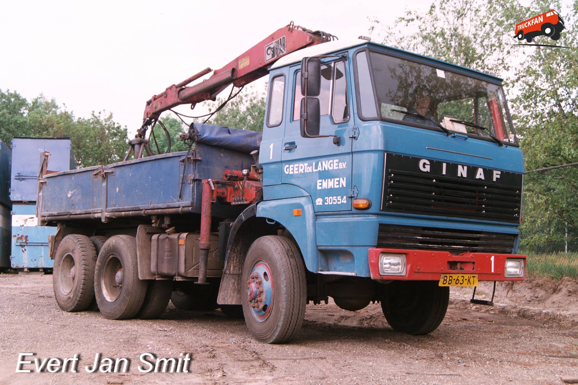 Ginaf F210 met driezijdige kipper en HIAB kraan