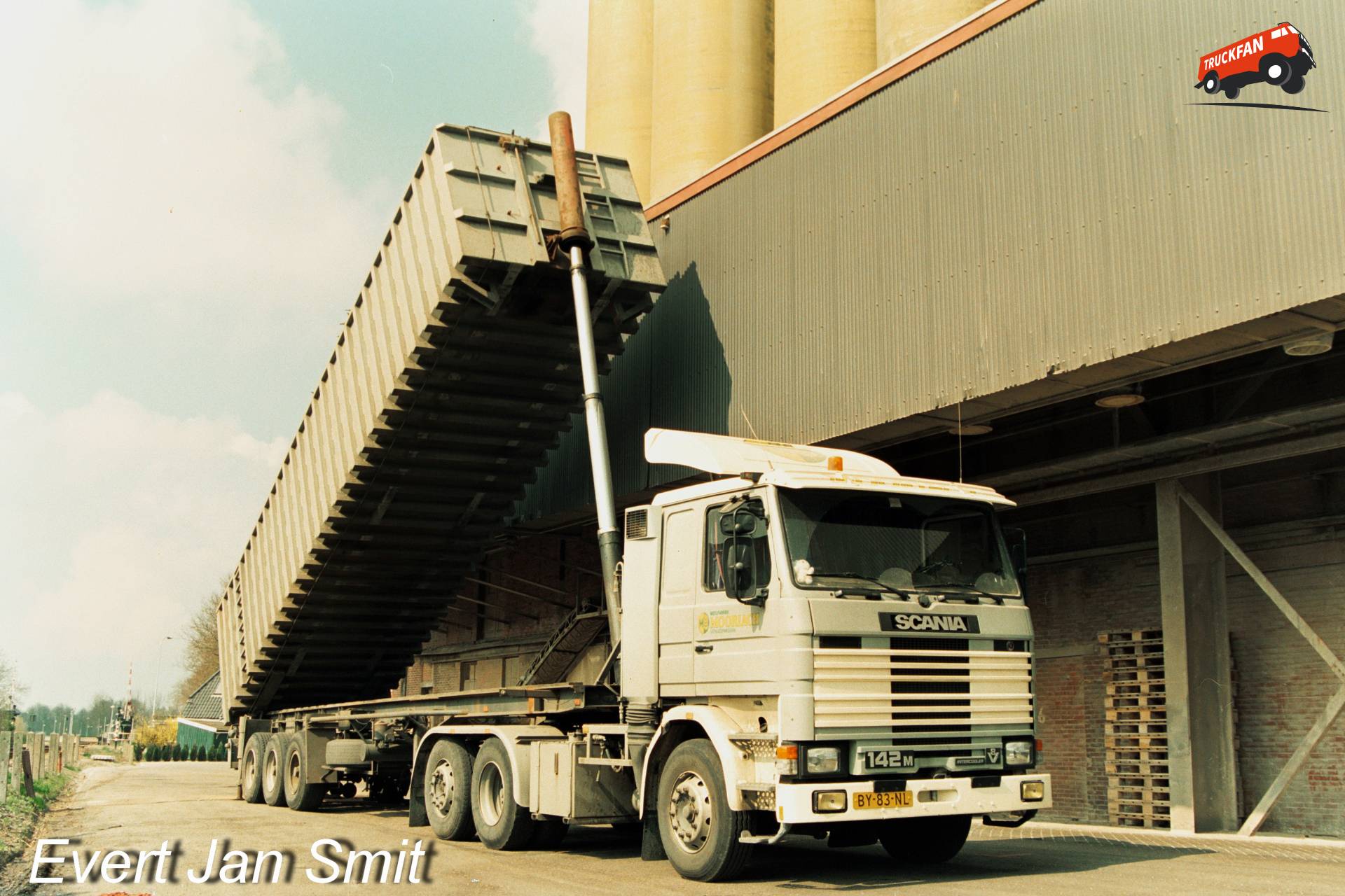 Scania R142M 6x2 trekker van meelfabriek Moorlach