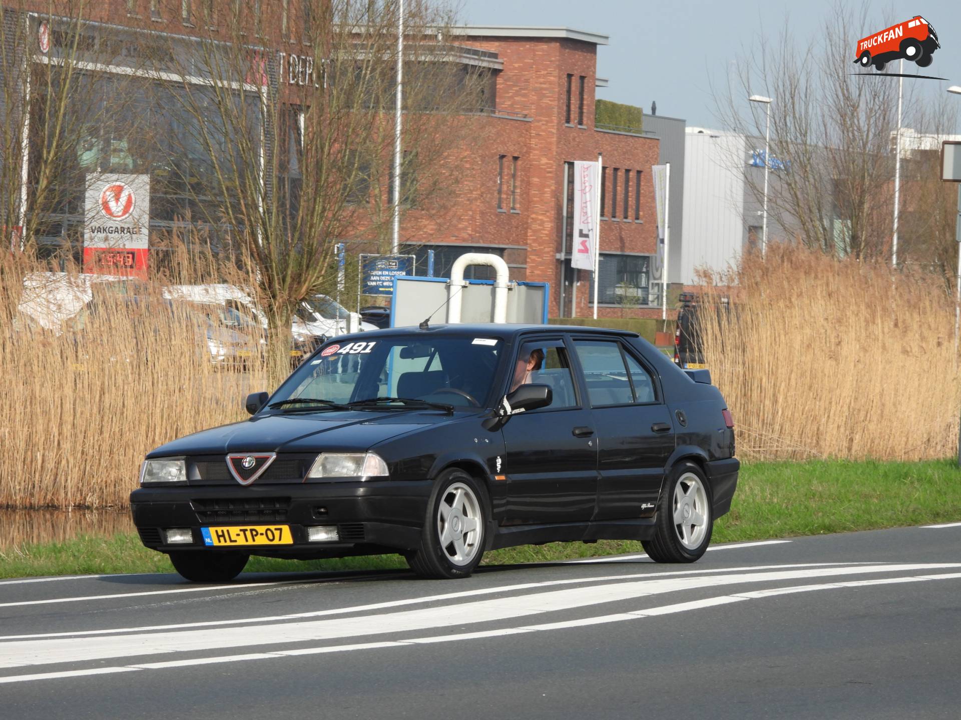 Alfa Romeo 33 uit 1994 op de N210 bij Schoonhoven