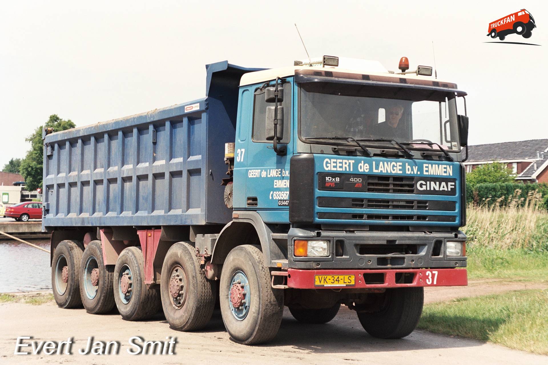 Ginaf G5447 vrachtwagen op de kade bij Duintjer in Veendam