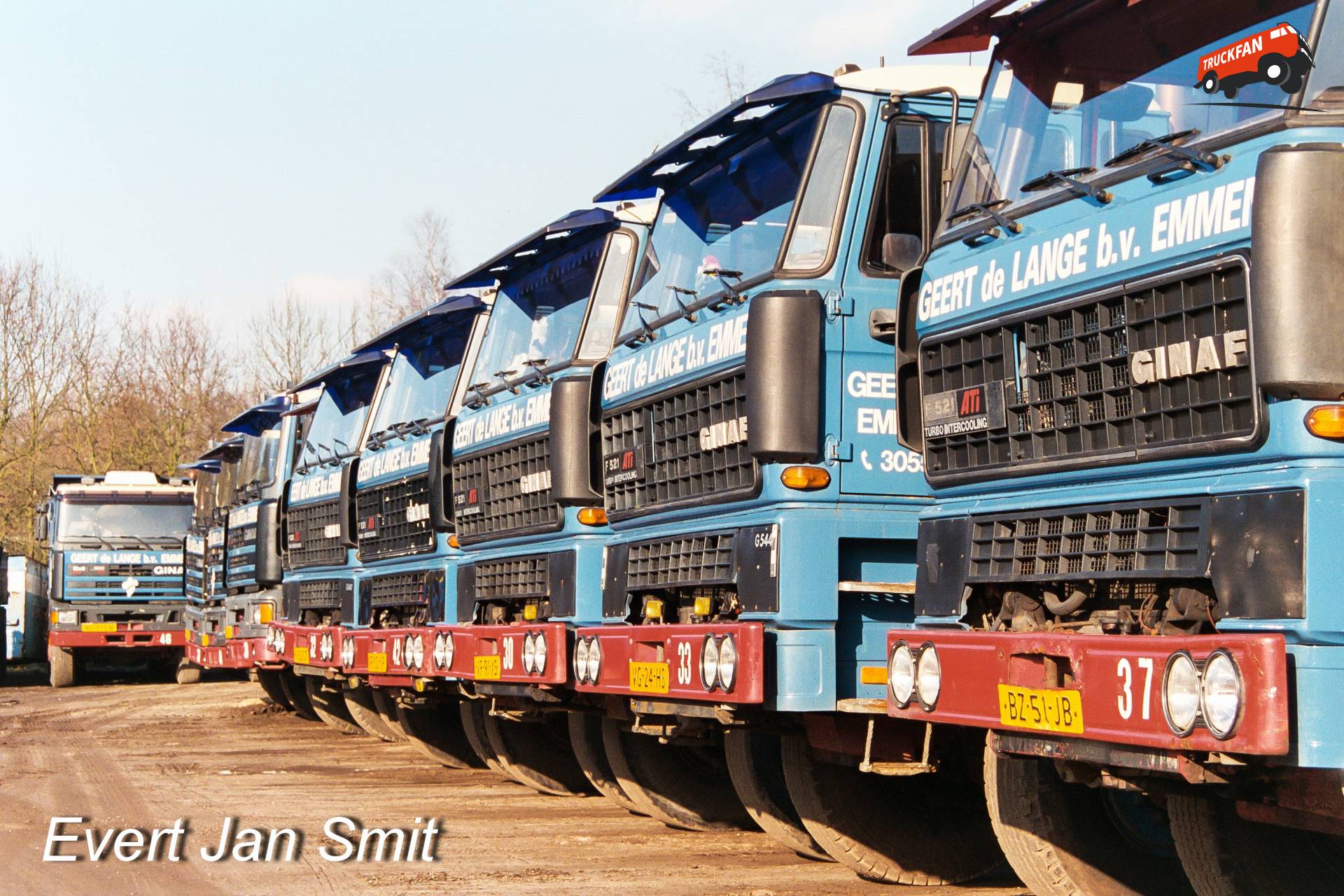 Rij met dikke Ginaf vrachtwagens