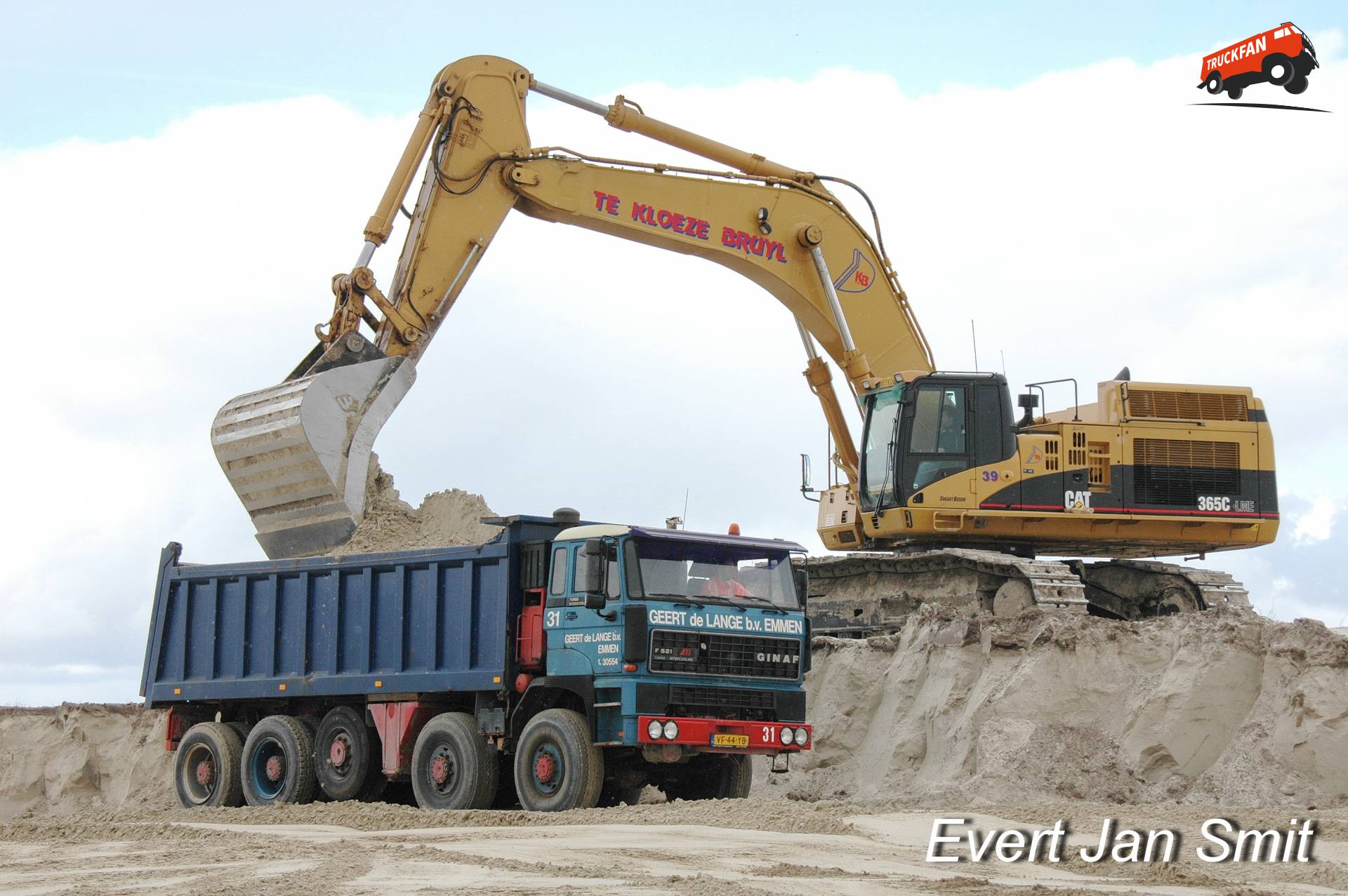 Forse CAT 365C graafmachine laadt Auto 31