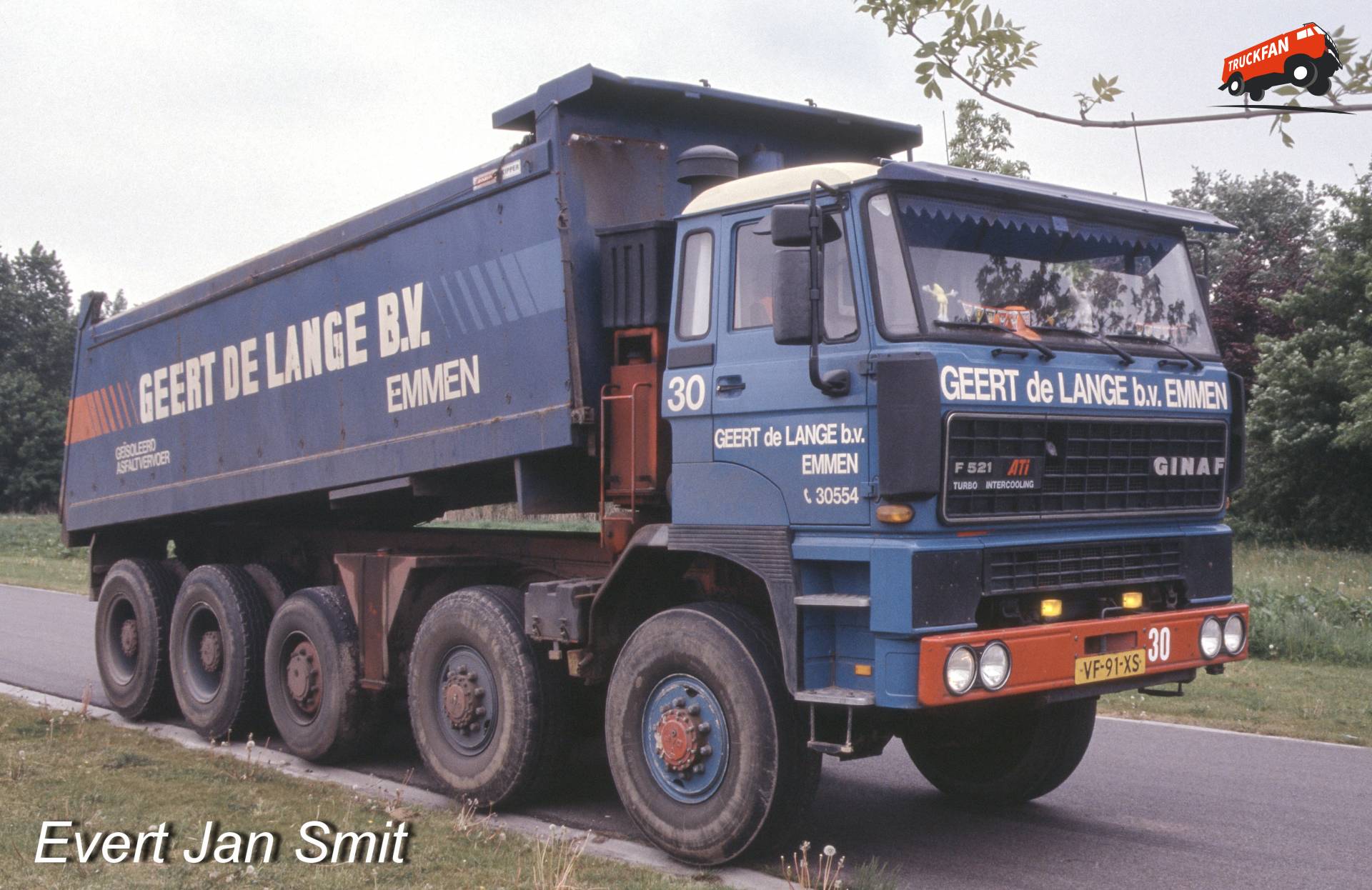 Ginaf F521 vrachtwagen bij tankstation in Veendam