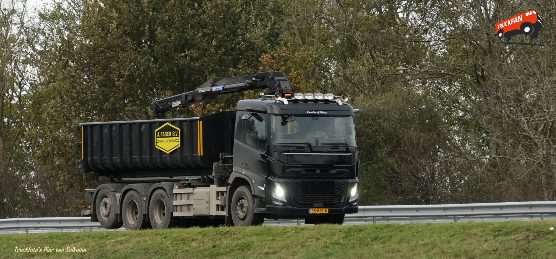 Volvo FM met afzetbak op A7 Sneek