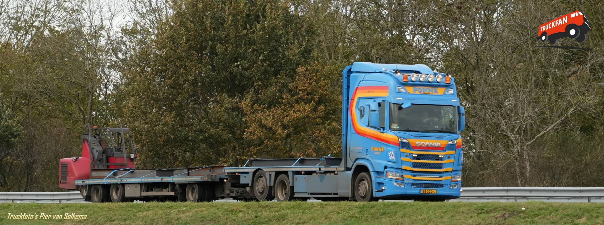 Scania R450 vrachtwagen bij de A7 in Sneek