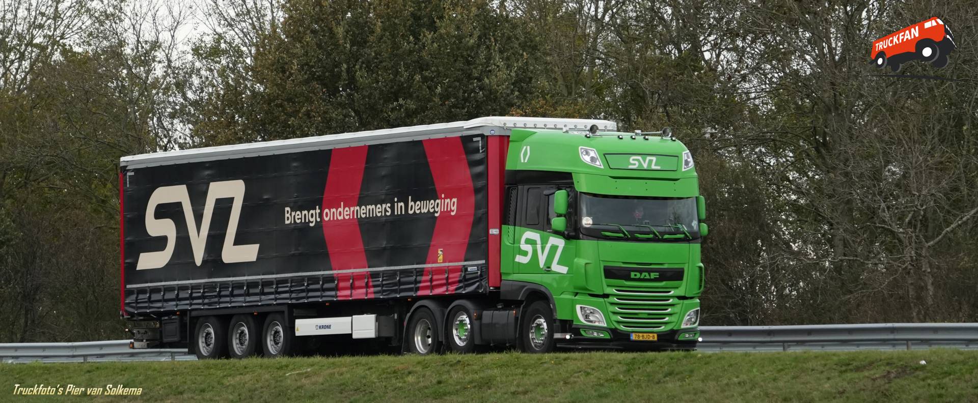 DAF XF vrachtwagen op de A7 bij Sneek