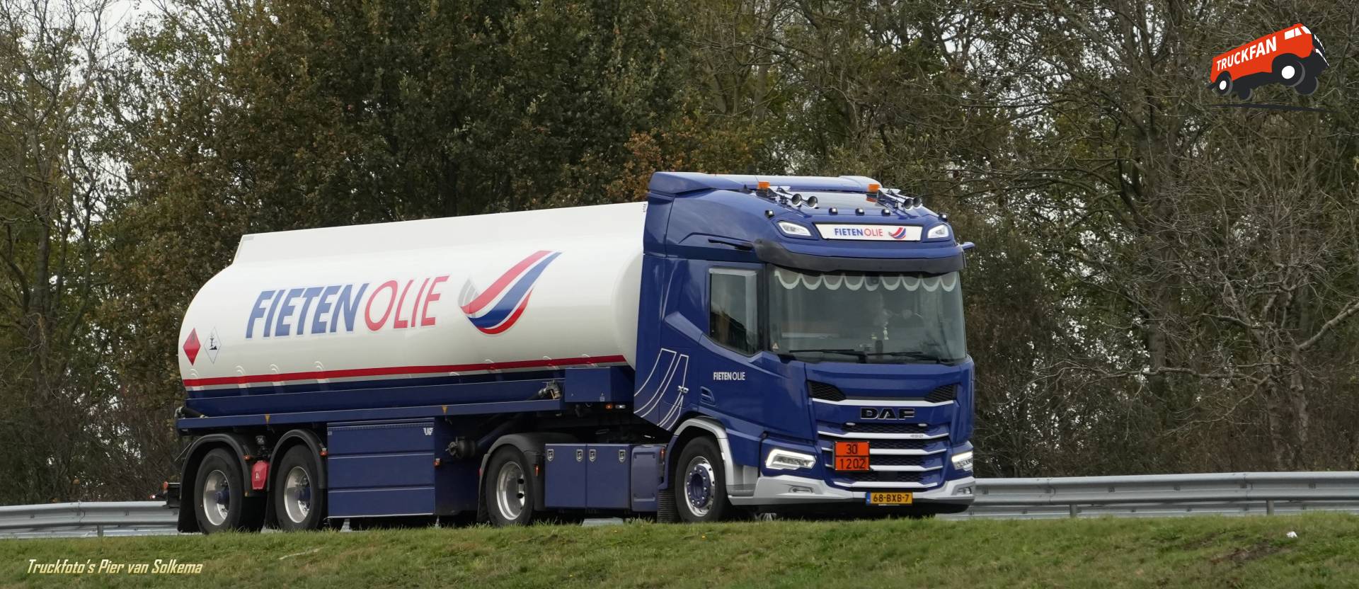 DAF XD van bedrijf Fieten Olie tankt op locatie A7 Sneek