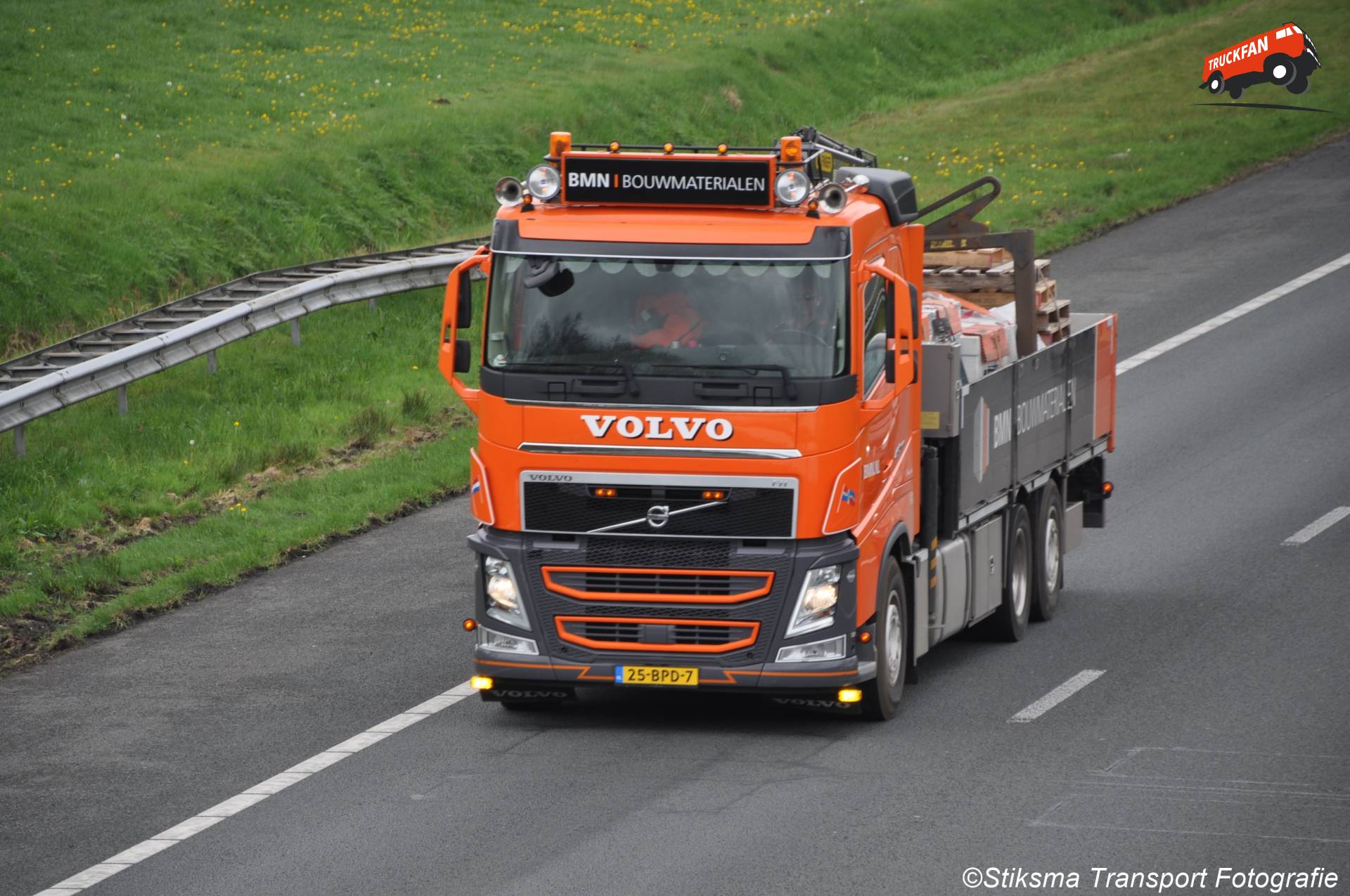 Volvo FH vrachtwagen van BMN Bouwmaterialen