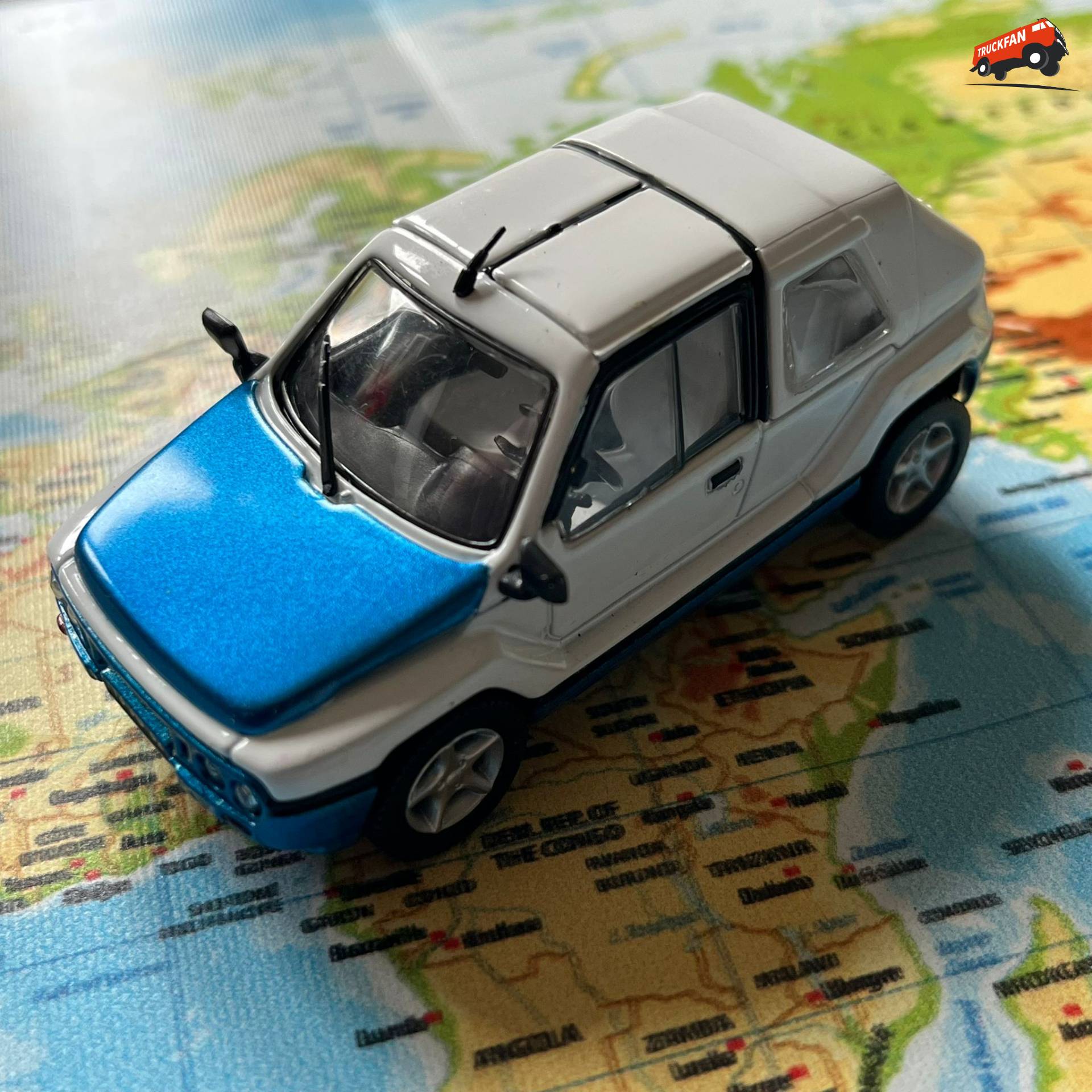 1:43 Norev model van een Mega Loisir