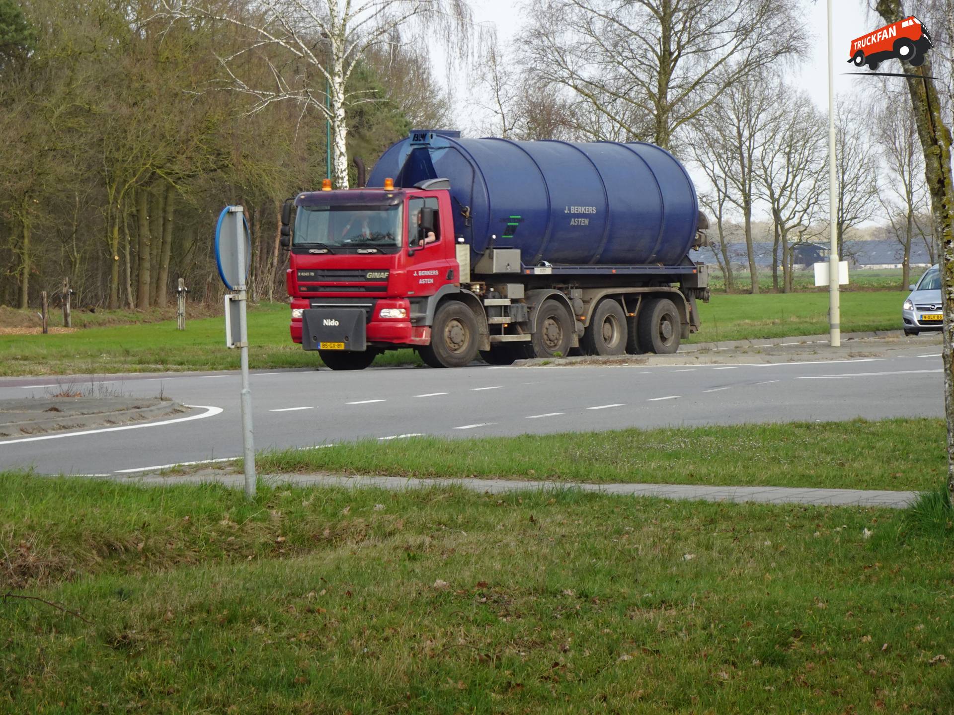 GINAF X4345 TS met transporttank op Provincialeweg
