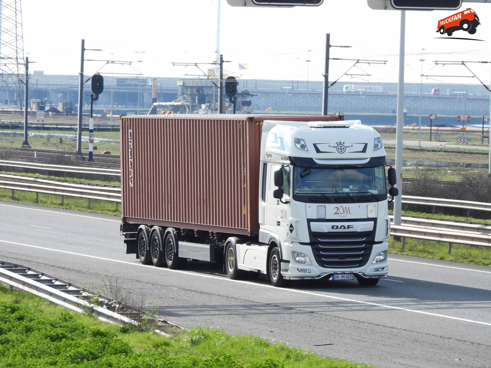 DAF XF Euro 6 vrachtwagen op N15 bij Slag Bergeend