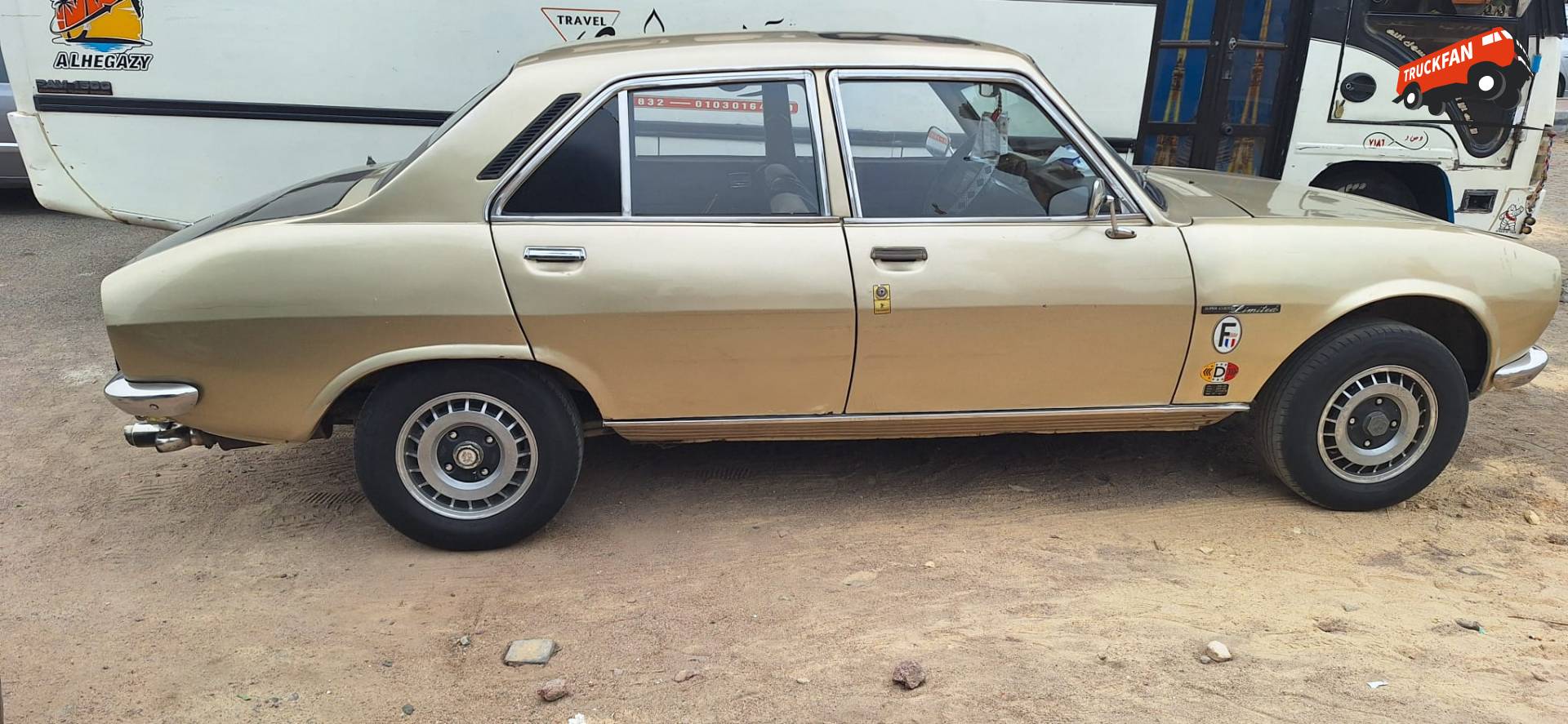 Peugeot 504 met Duitse en Egyptische nummerplaten