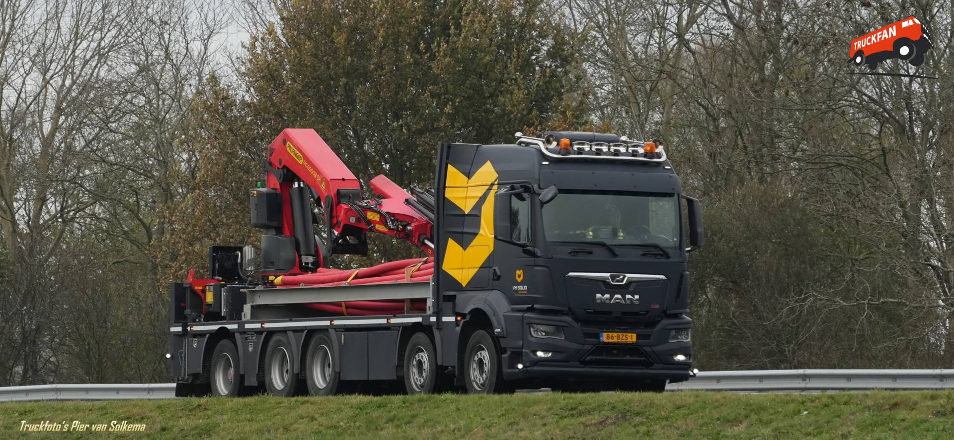 MAN TGX vrachtwagen bij A7 Sneek