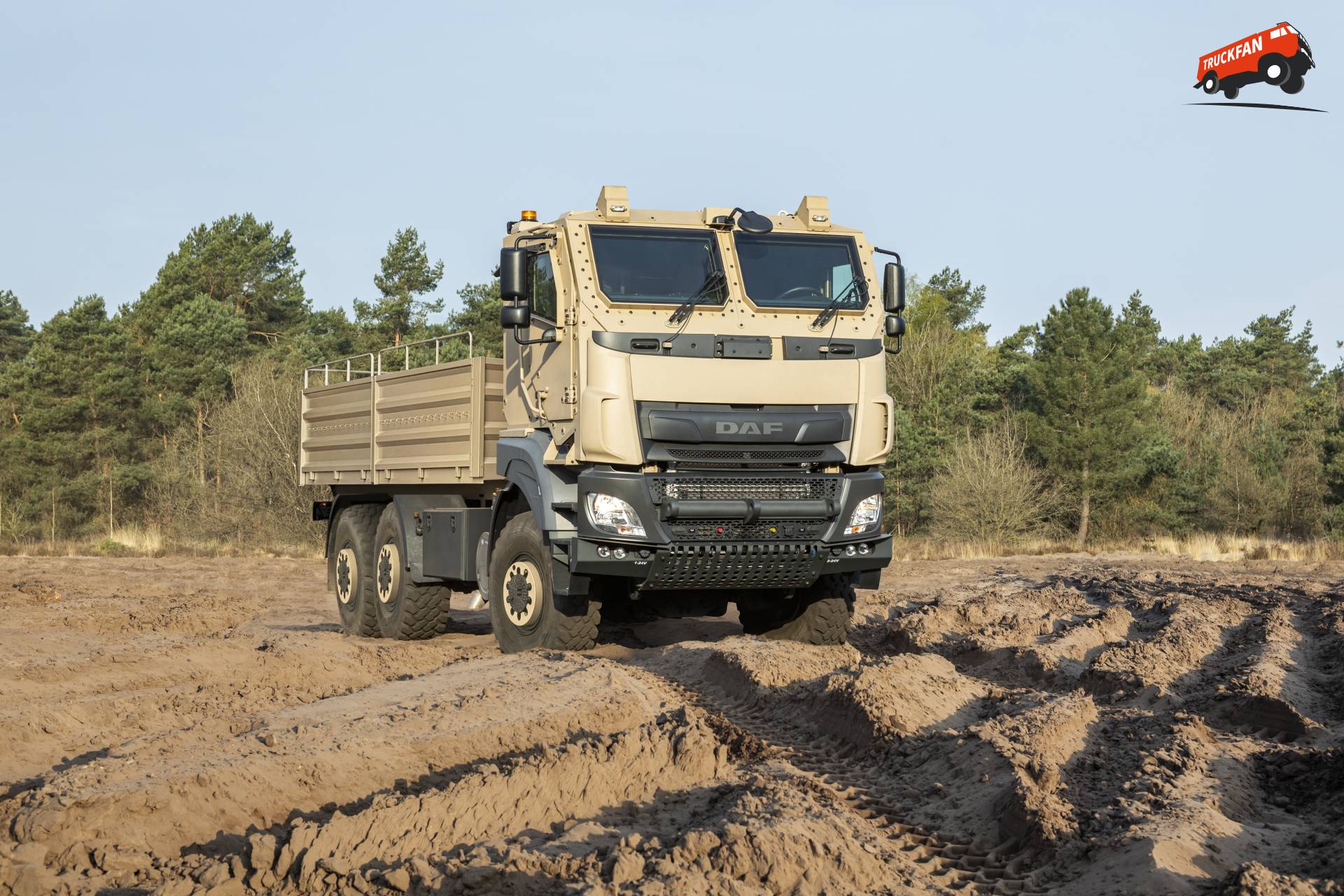 DAF 6x6 militaire truck met gepantserde cabine