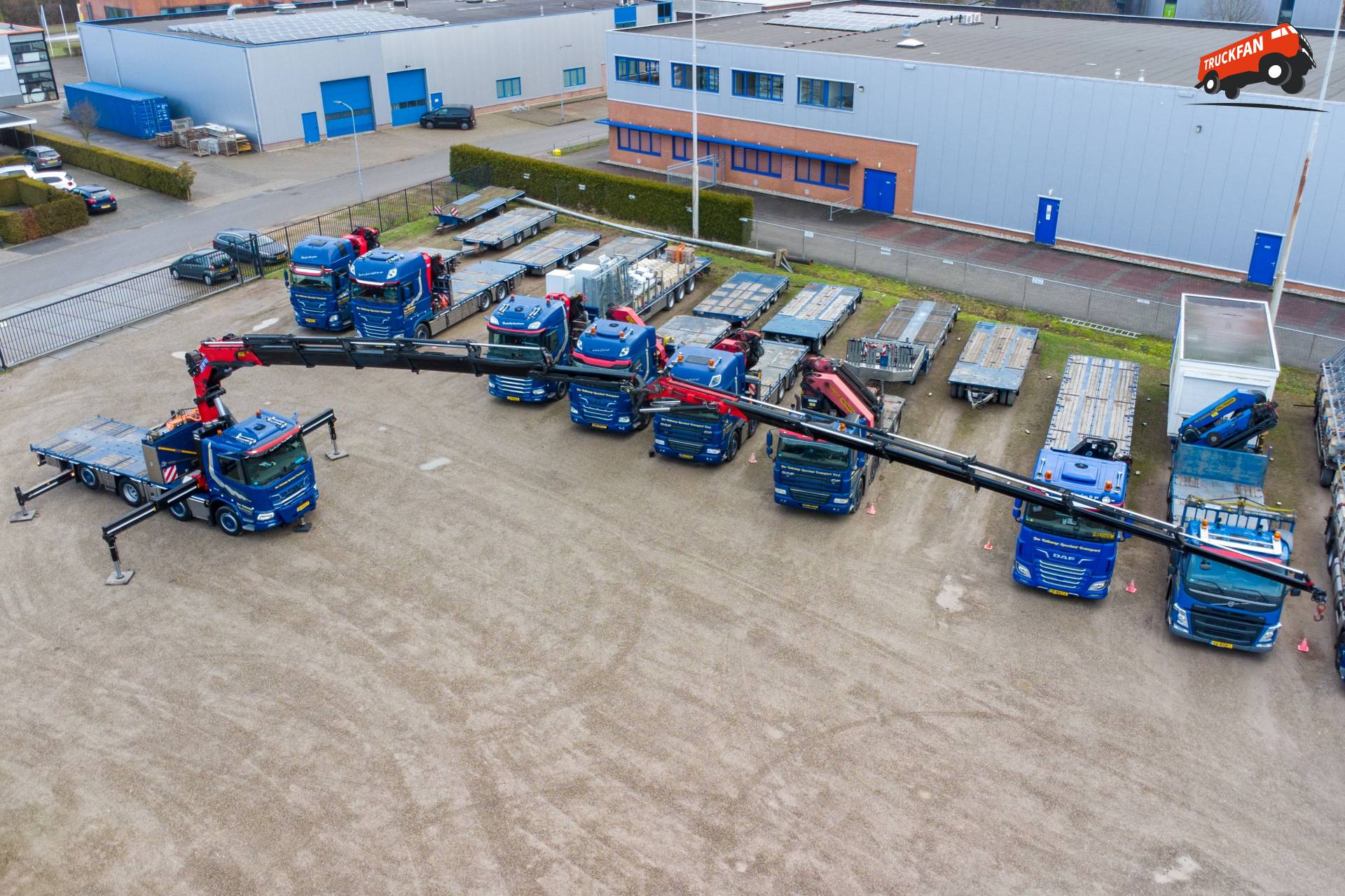 DAF XD 8x2WSG truck with HMF 95 tonmeter crane