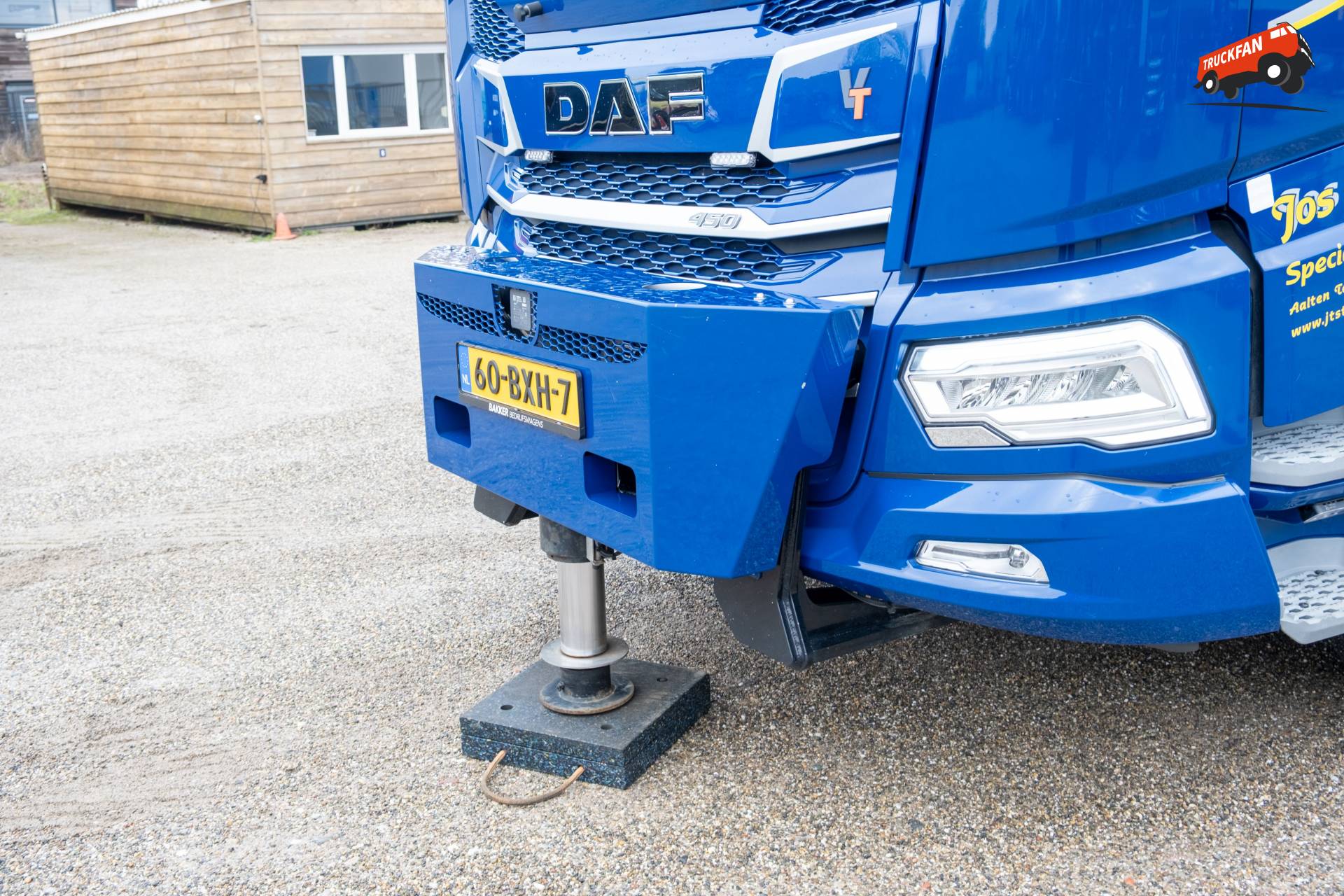DAF XD 8x2WSG met HMF 95 tonmeter kraan