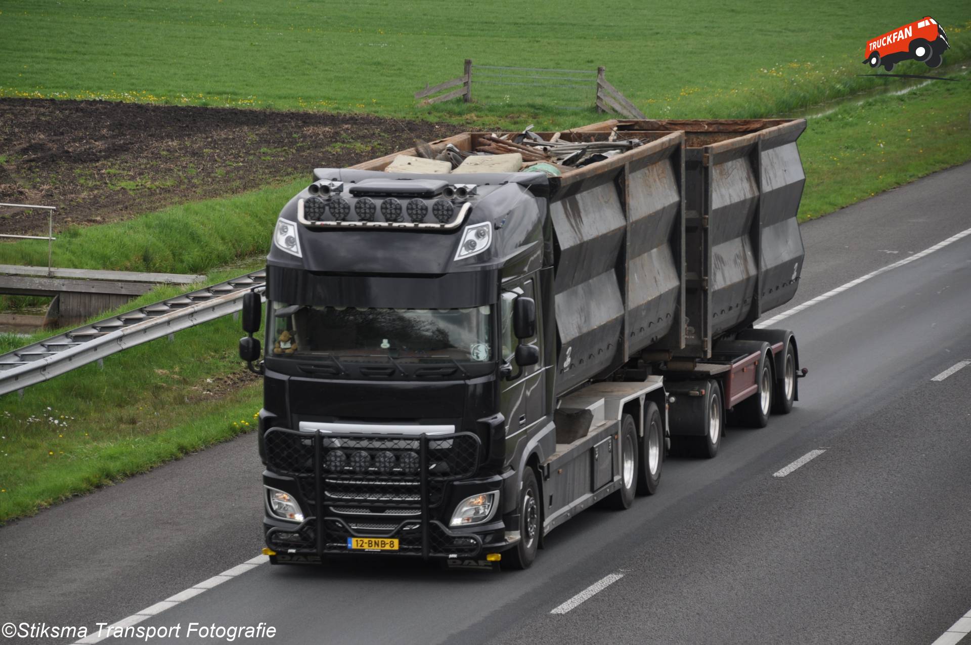 DAF XF vrachtwagen met afzetcontainers