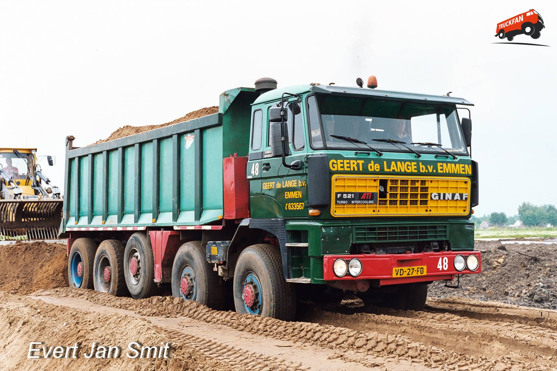 Ginaf F521 vrachtwagen met zand voor N33 viaduct