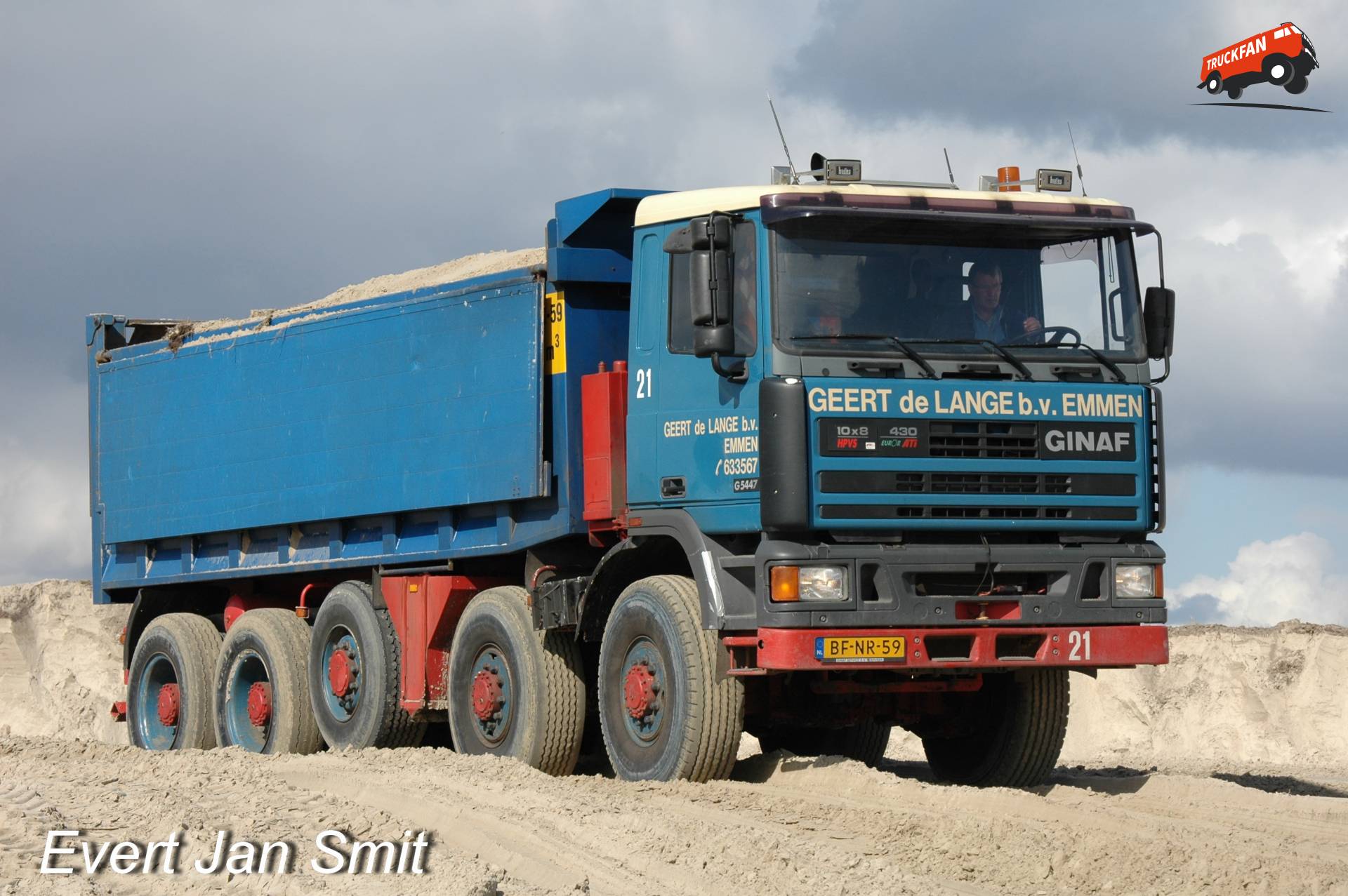 GINAF G5447 vrachtwagen met zand in Rietplas Emmen