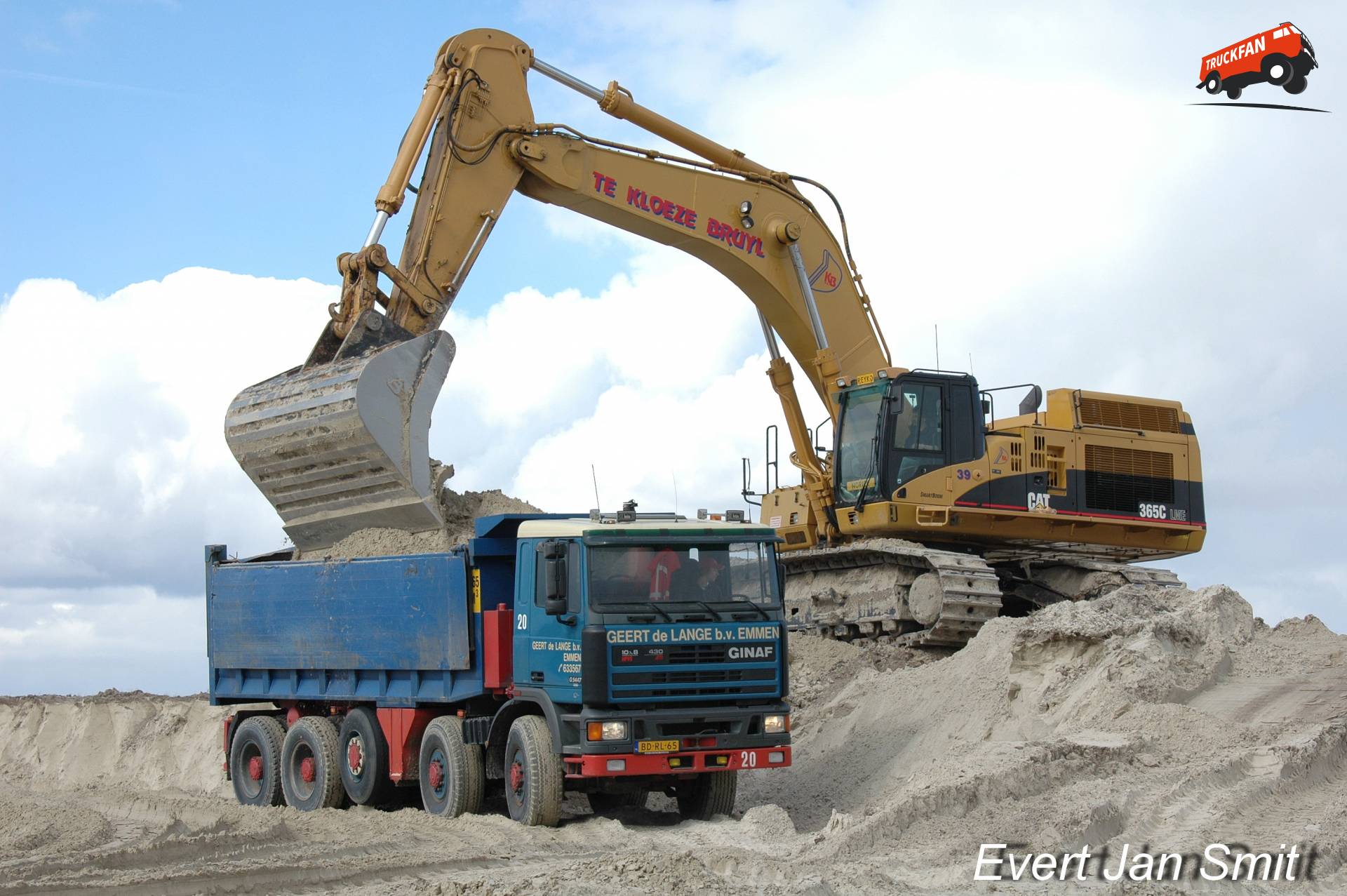 Ginaf G5447 wordt geladen door CAT 365C graafmachine