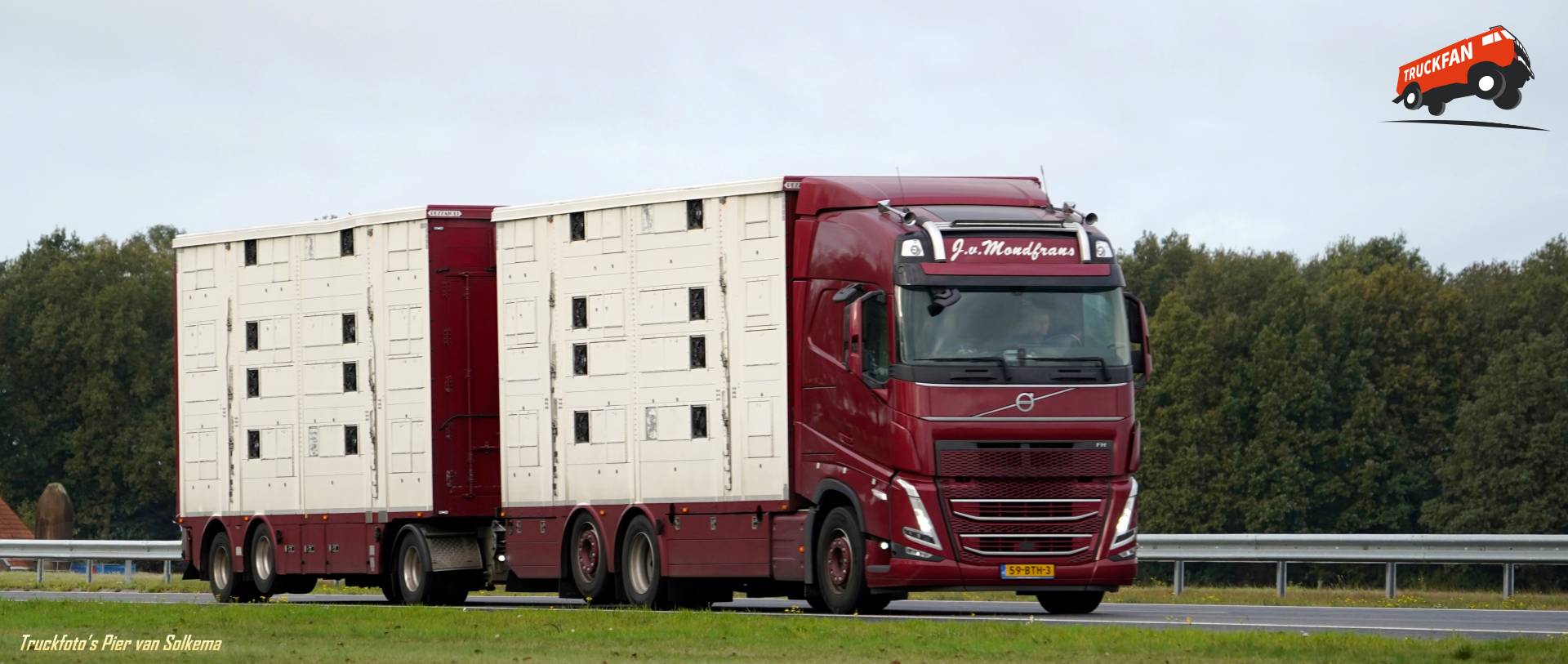 Volvo FH5 vrachtwagen op A7 Joure