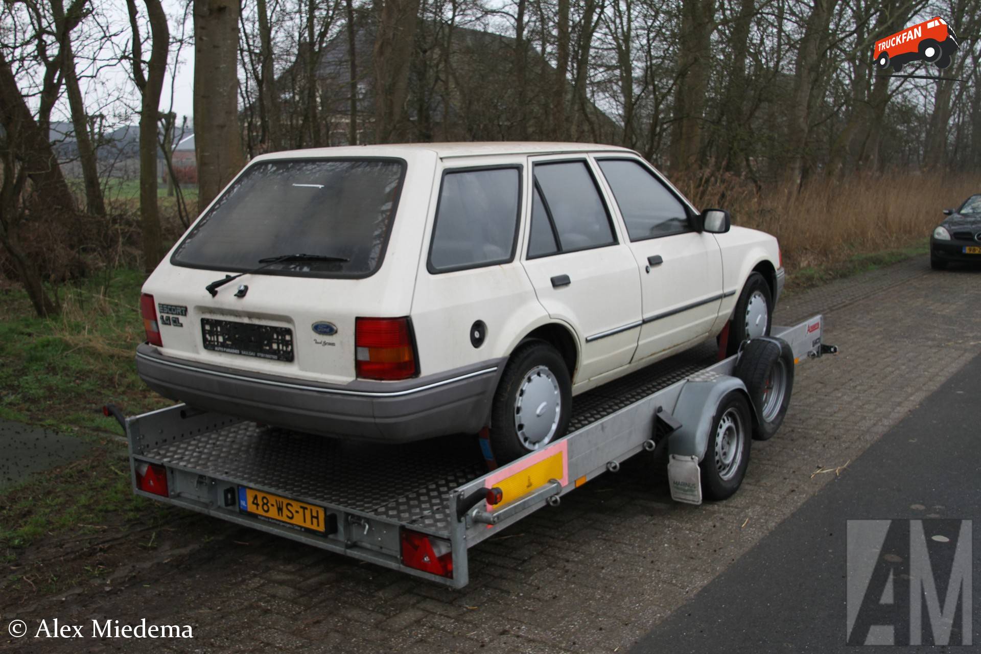 Anssems aanhangwagen met Ford Escort stationwagen