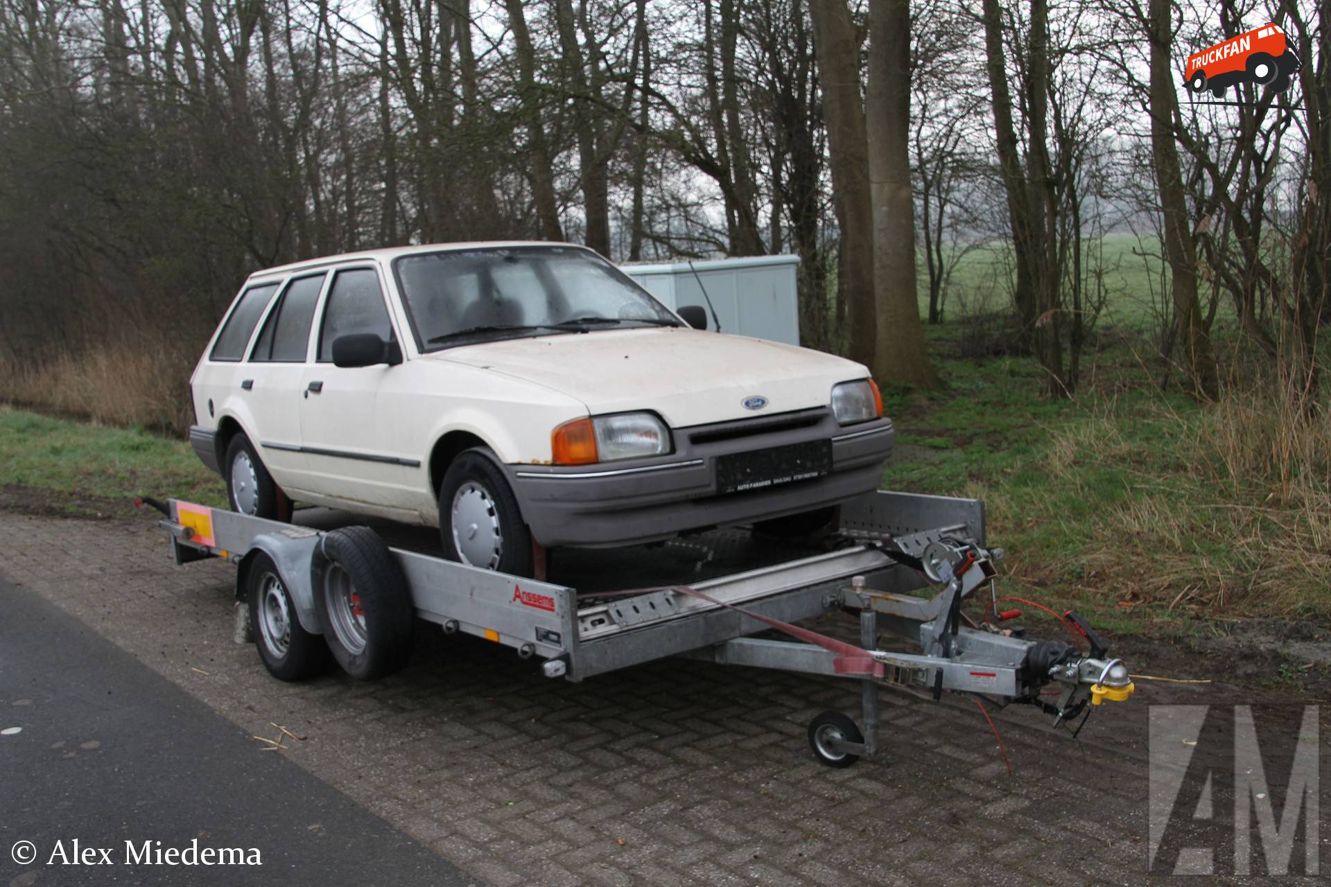 Anssems aanhangwagen met Ford Escort stationwagon
