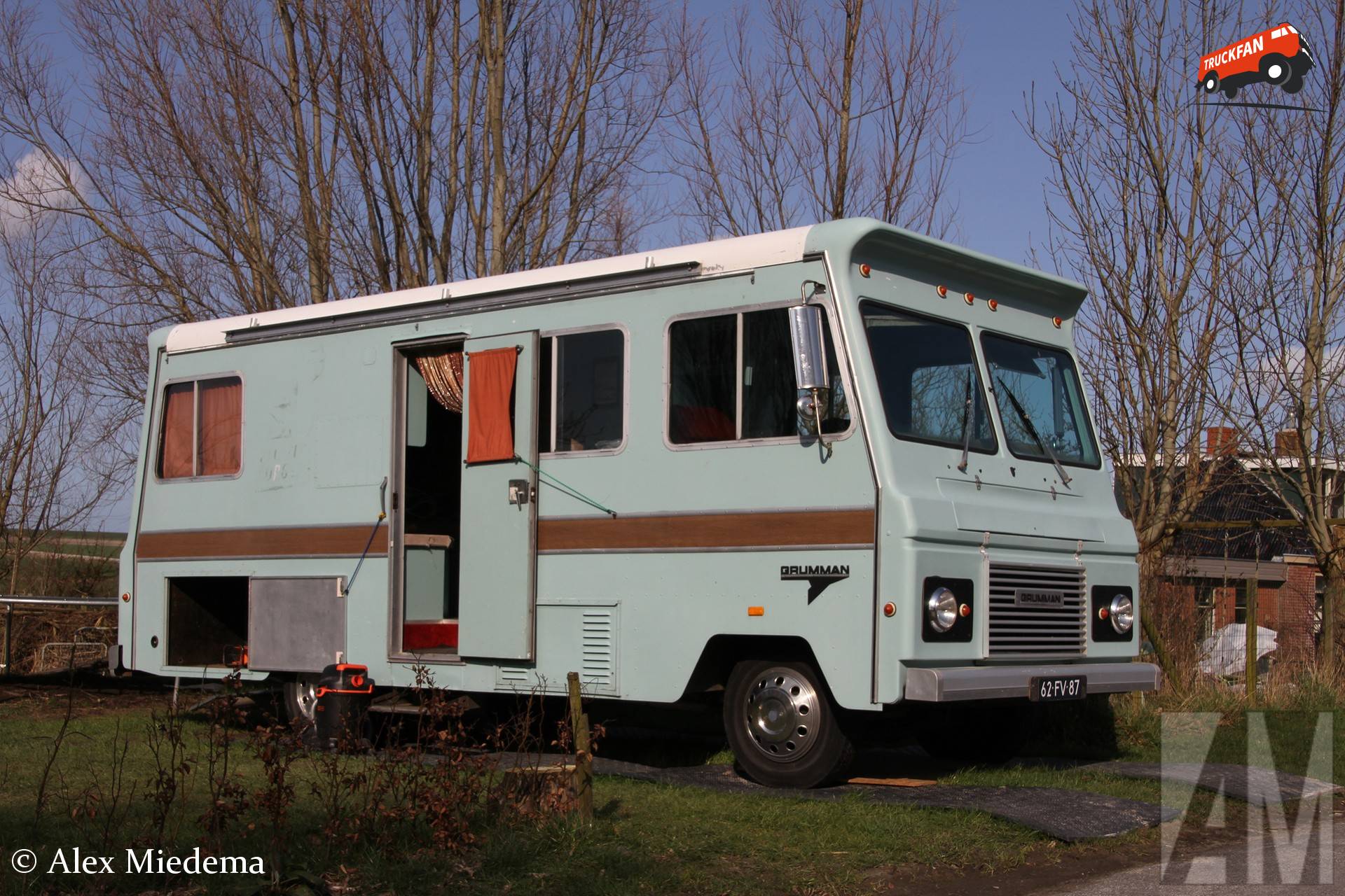Grumman camper uit 1975 op de Oude Bildtdijk