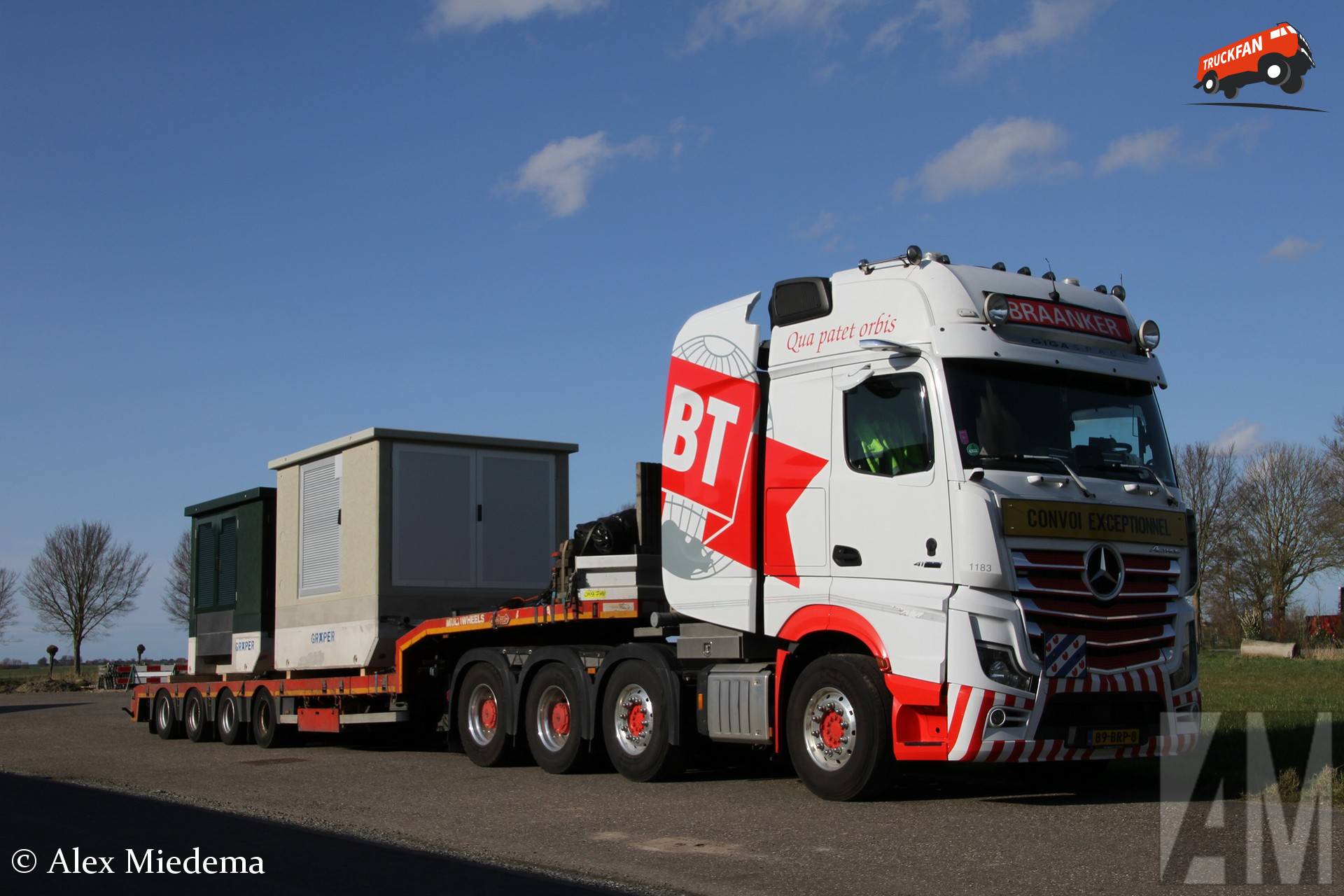 Mercedes-Benz Actros GigaSpace met Nooteboom semi-dieplader