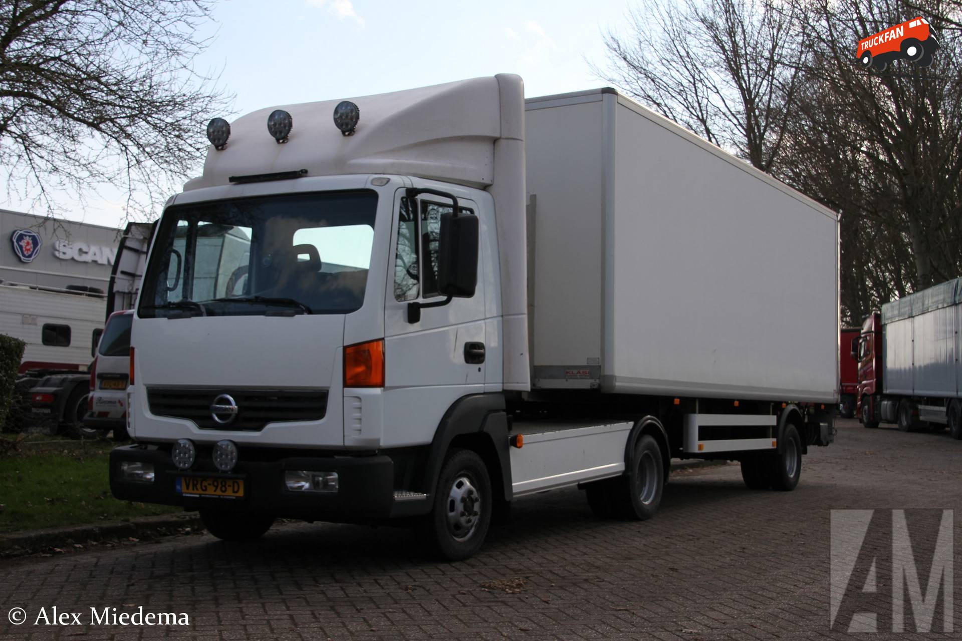 Nissan Atleon vrachtwagen met Klaesi oplegger