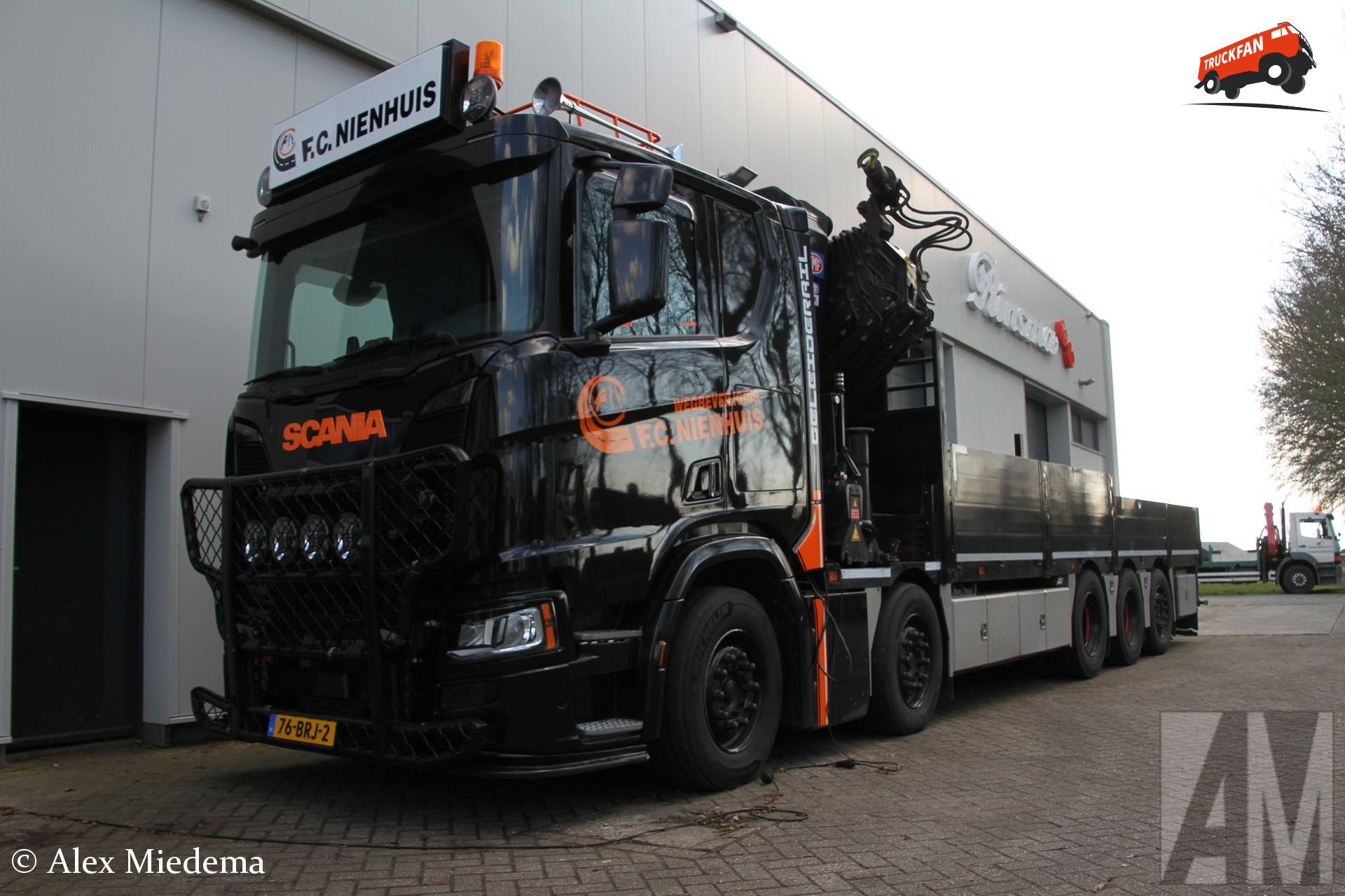 Vrachtwagen van F.C. Nienhuis bij Rinsma Berlikum