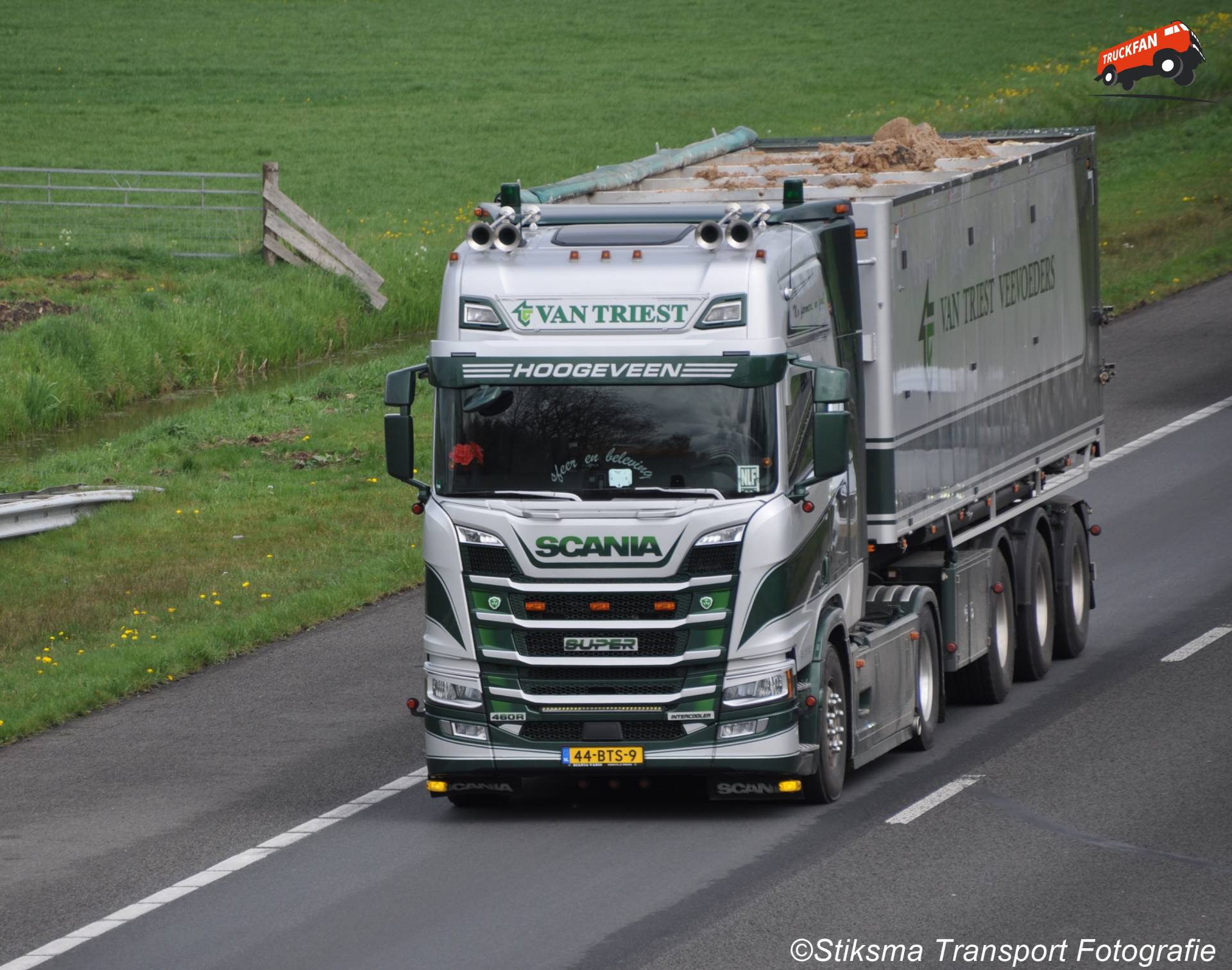 Scania R460 vrachtwagen van Van Triest Veevoeders
