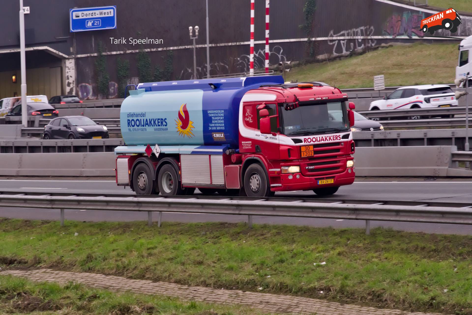 Scania P320 vrachtwagen met kenteken BX-ZR-17