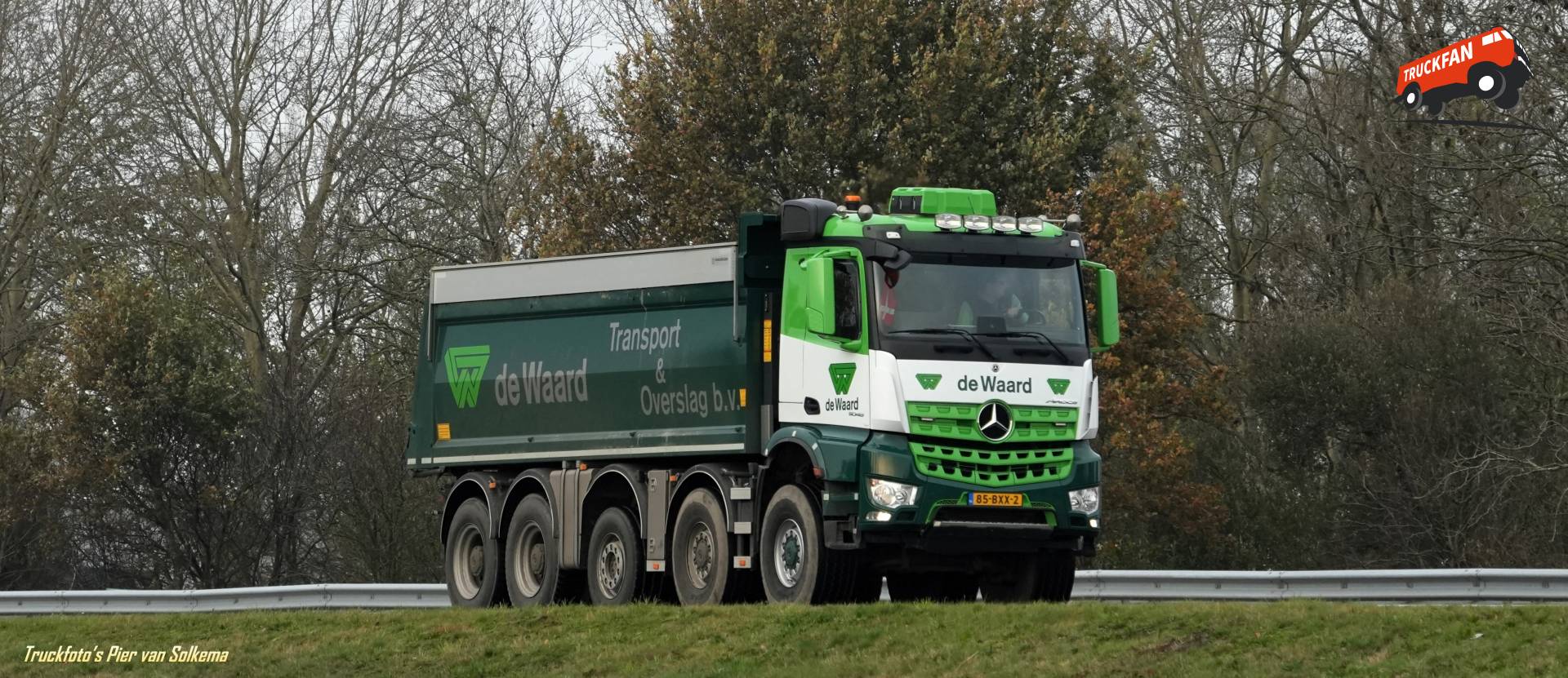 Mercedes Benz Arocs kipper op A7 bij Sneek