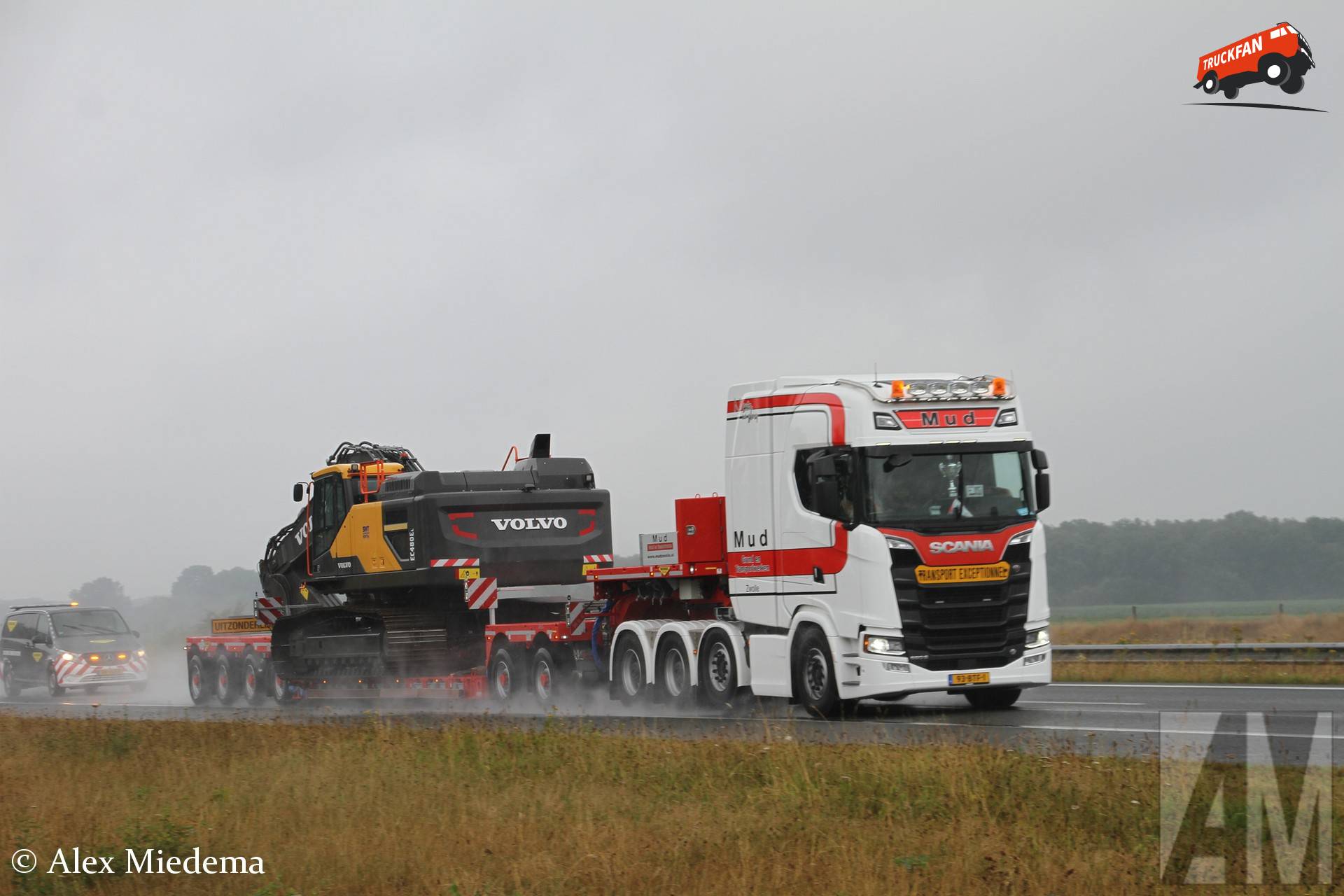 Volvo EC480E L geladen op Scania 660S