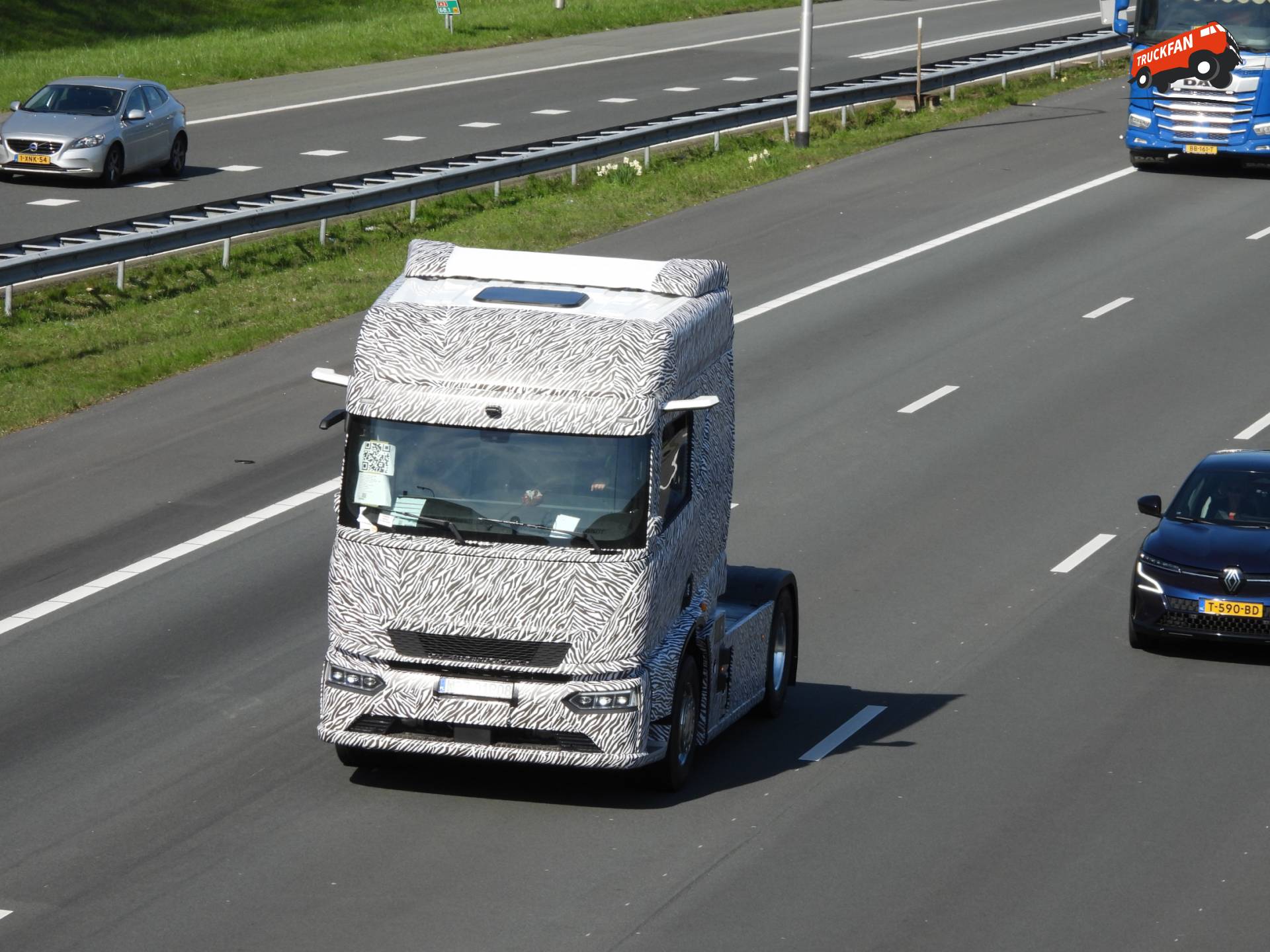 Prototype BYD vrachtwagen op de A2 bij Nieuwegein en IJsselstein