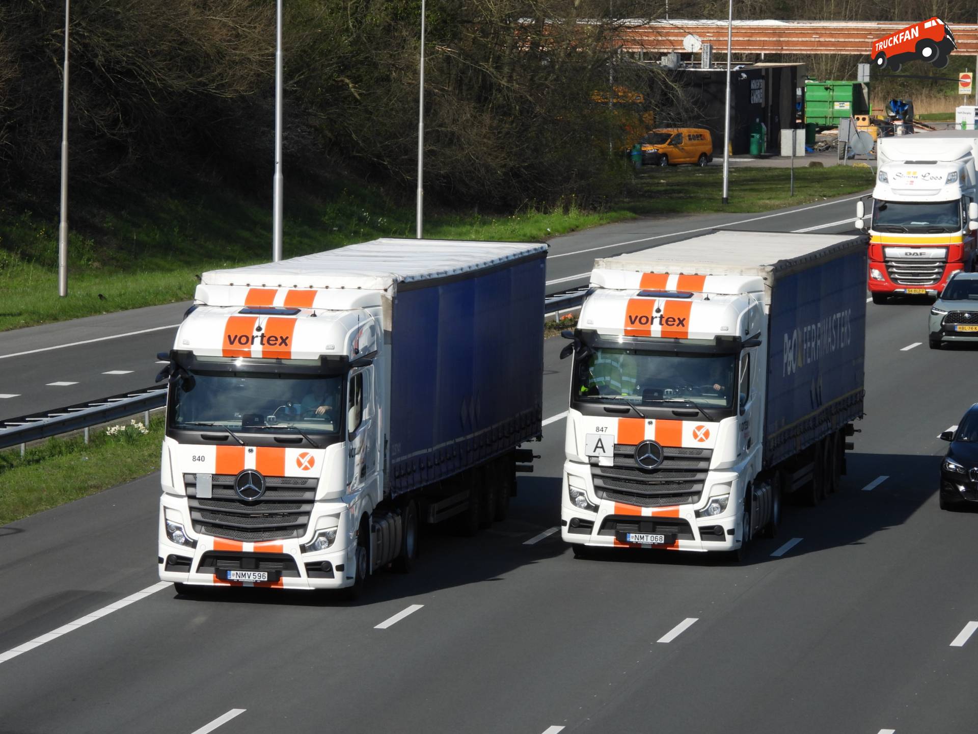 Dubbele Mercedes-Benz Actros van Vortex Transport Service B.V.