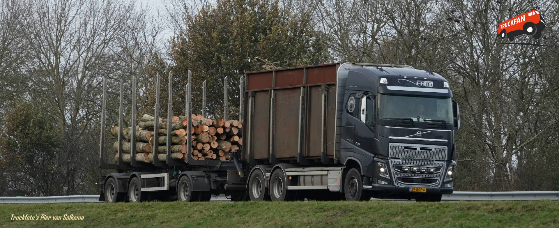 Volvo FH4 vrachtwagen voor houttransport