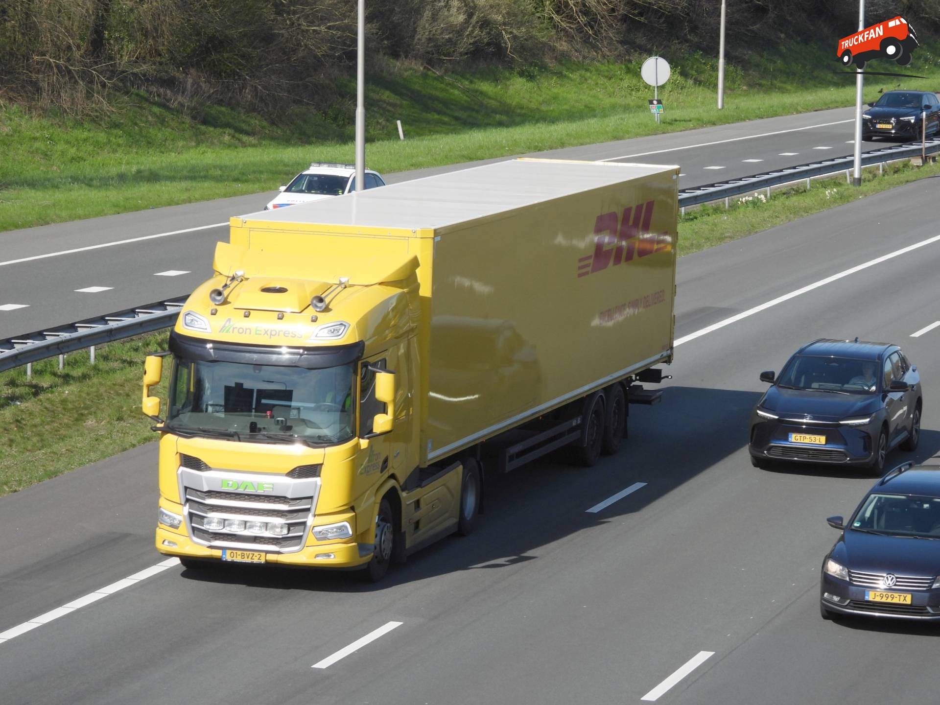 DAF XD 450 FT vrachtwagen en Toyota bZ4X personenwagen naast elkaar