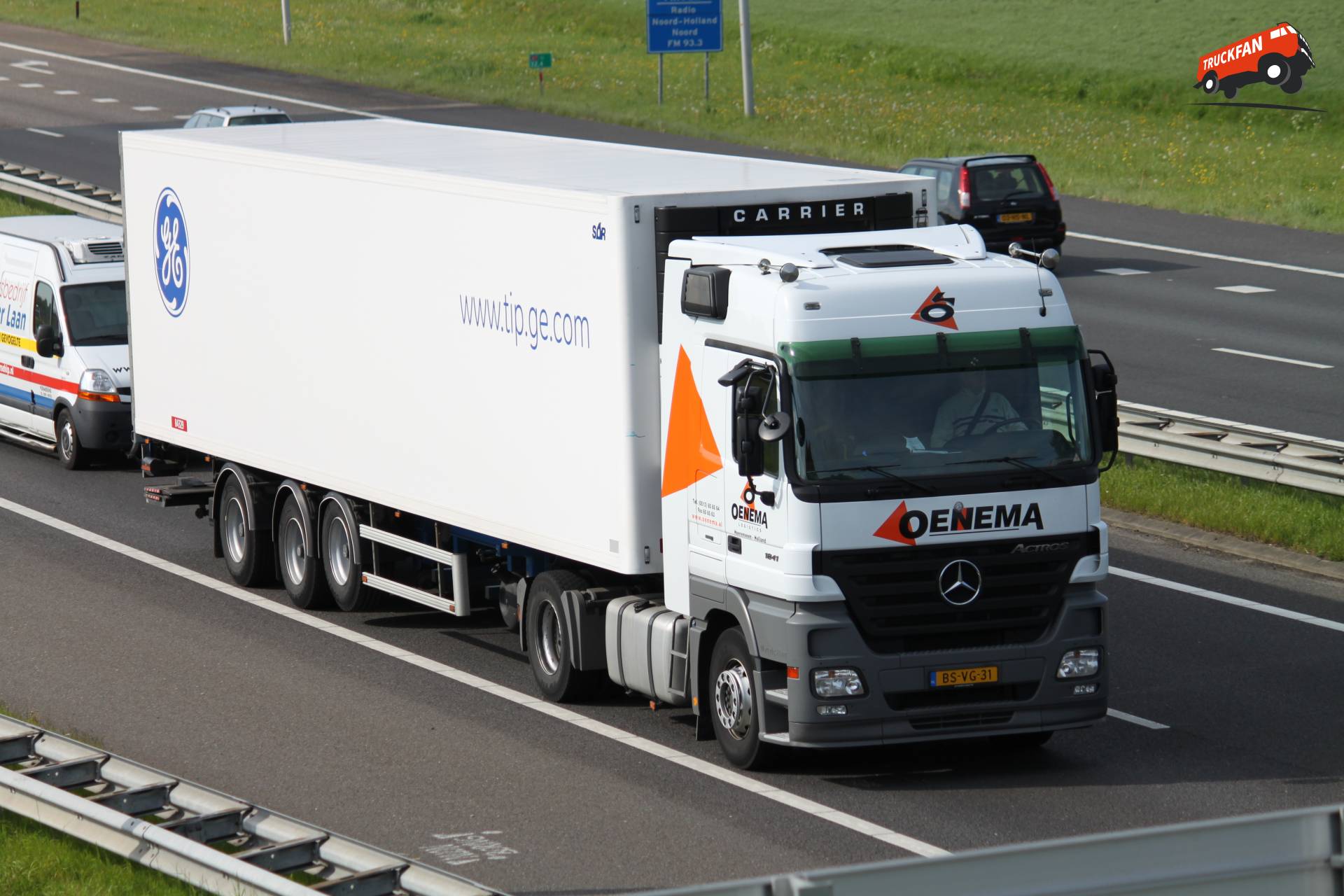 Mercedes-Benz Actros vrachtwagen van Transport Logistiek Centrum Oenema