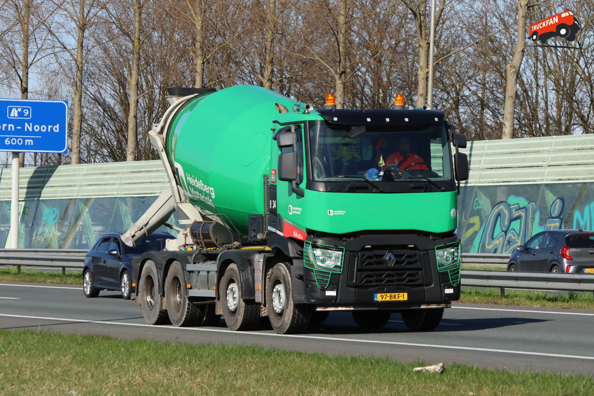 Renault T-serie vrachtwagen op de A7 bij Hoorn