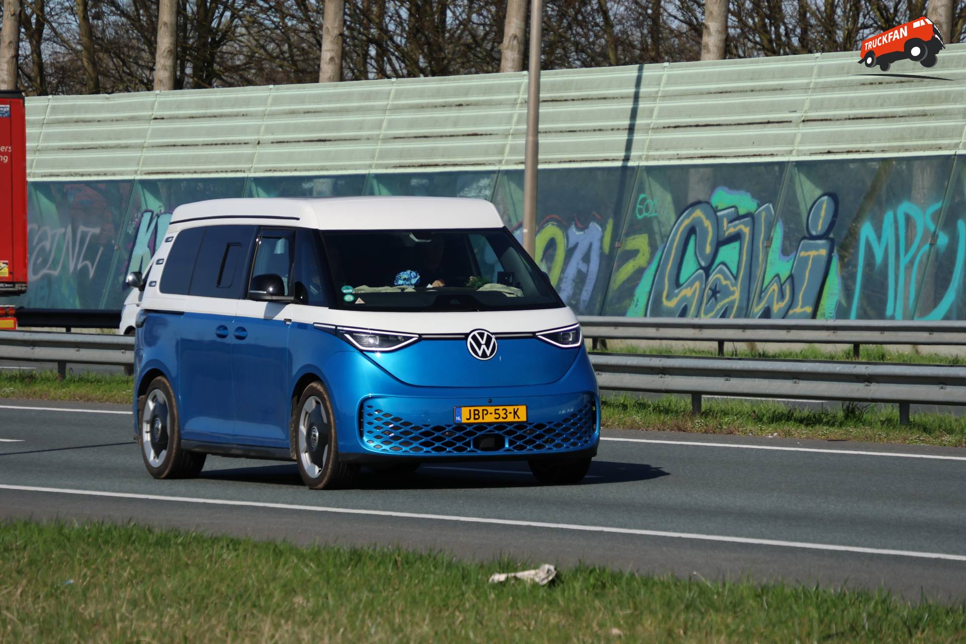 VW ID. Buzz op A7 bij Hoorn