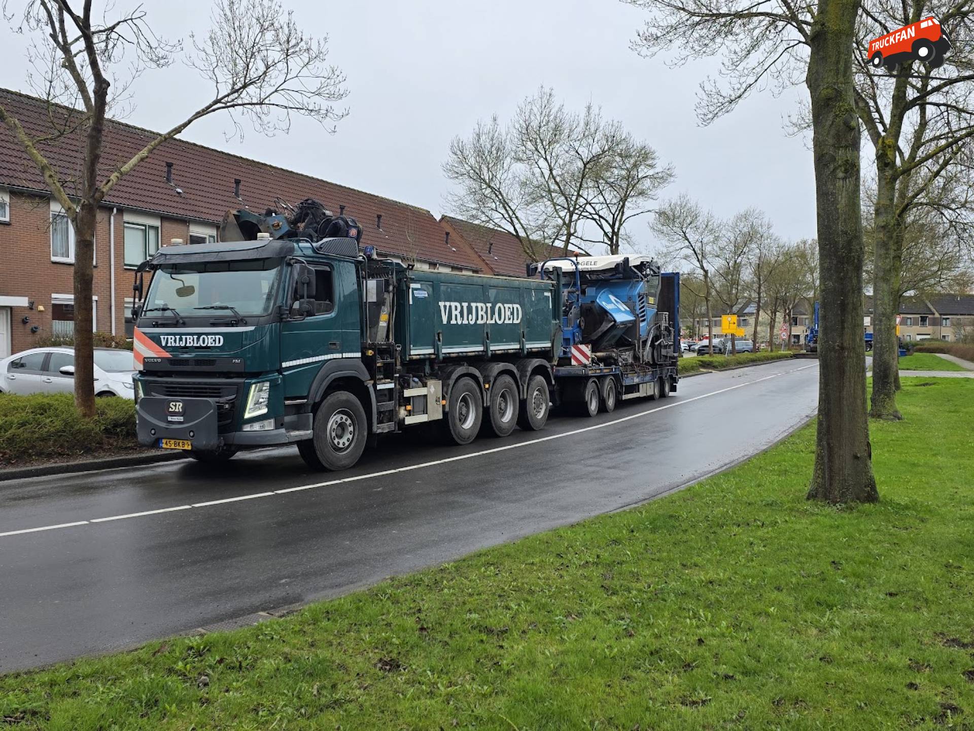 Volvo FM met oplegger en Vögele 1800 machine