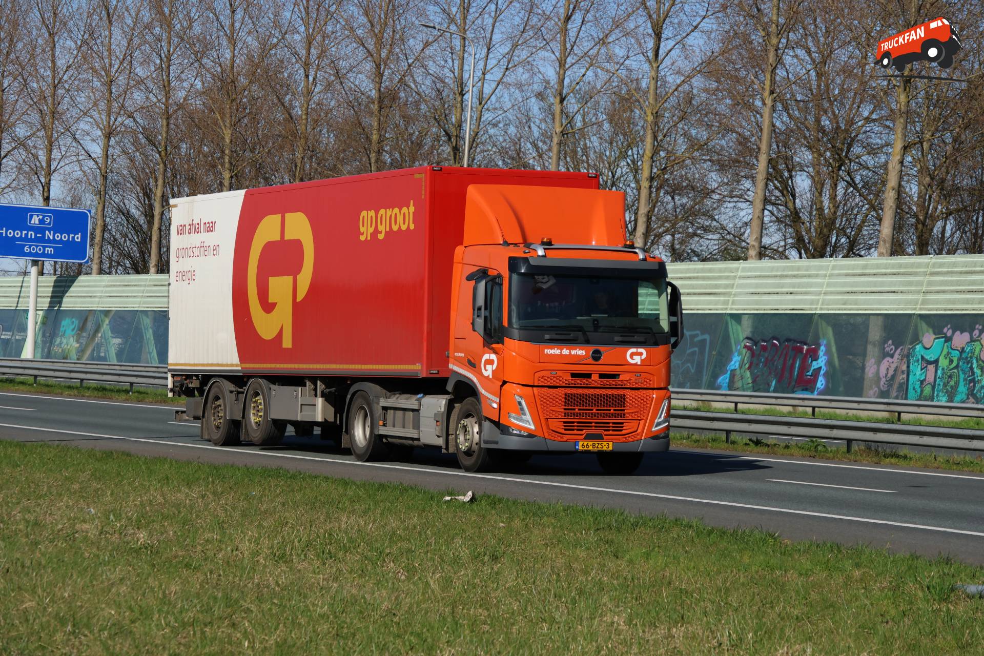 Volvo FM truck op de A7 bij Hoorn