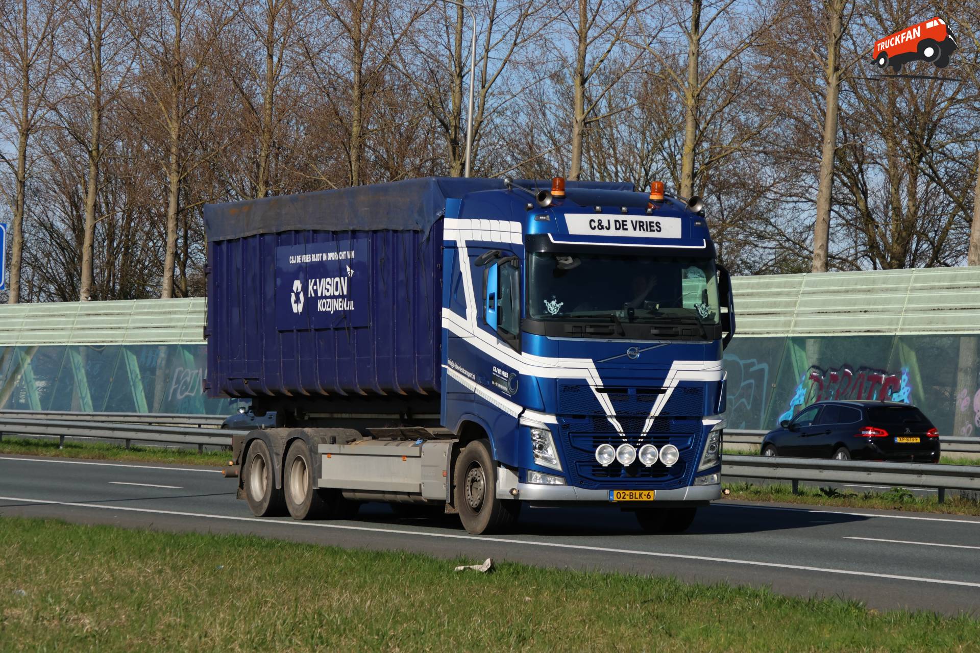 Volvo FH vrachtwagen op A7 bij Hoorn