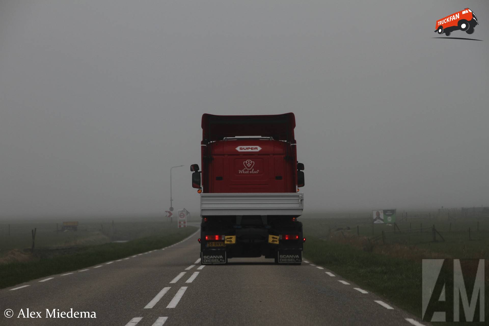 Scania 164L480 vrachtwagen in de noordwesthoek van Friesland