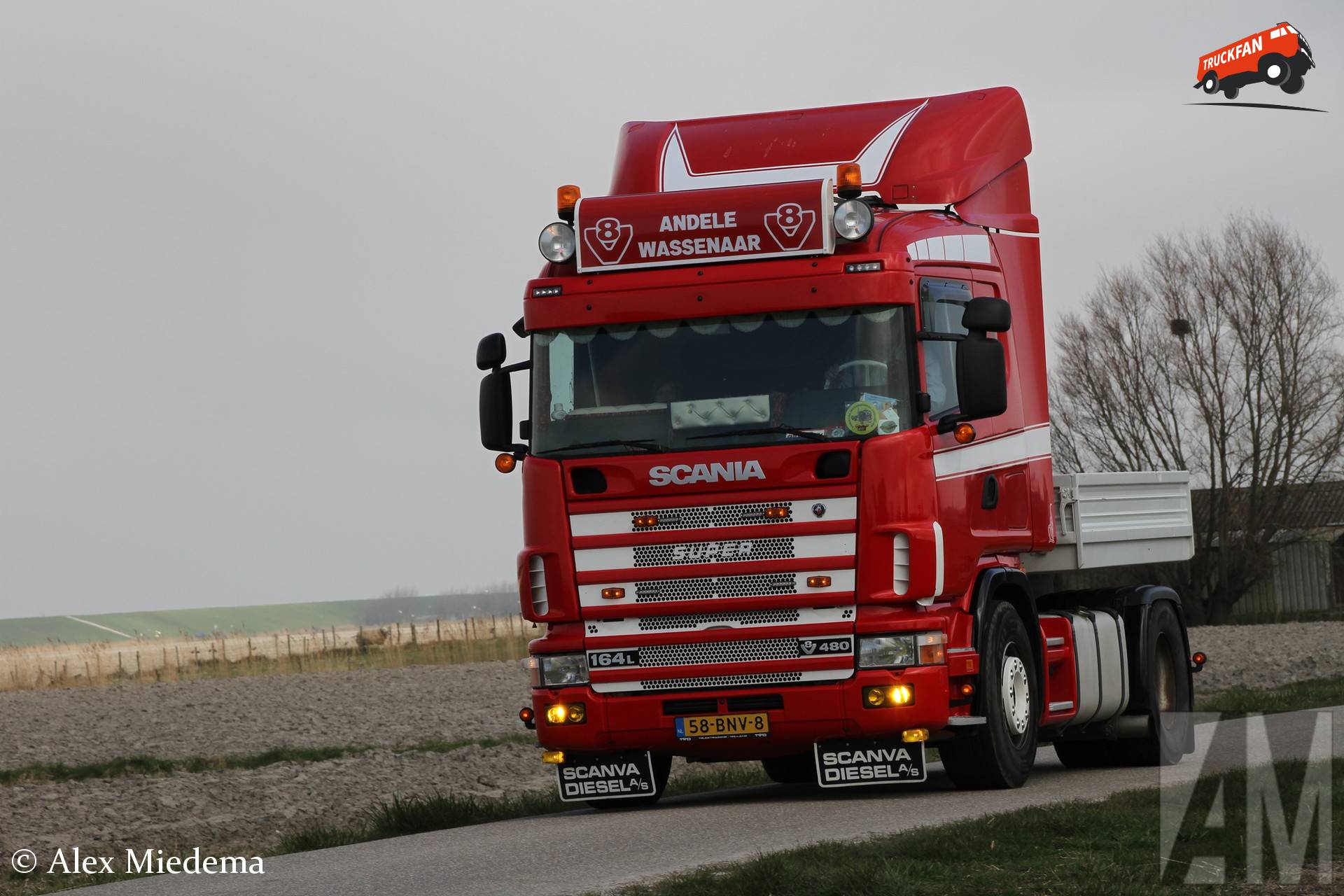 Scania 164L480 vrachtwagen in de noordwesthoek van Friesland