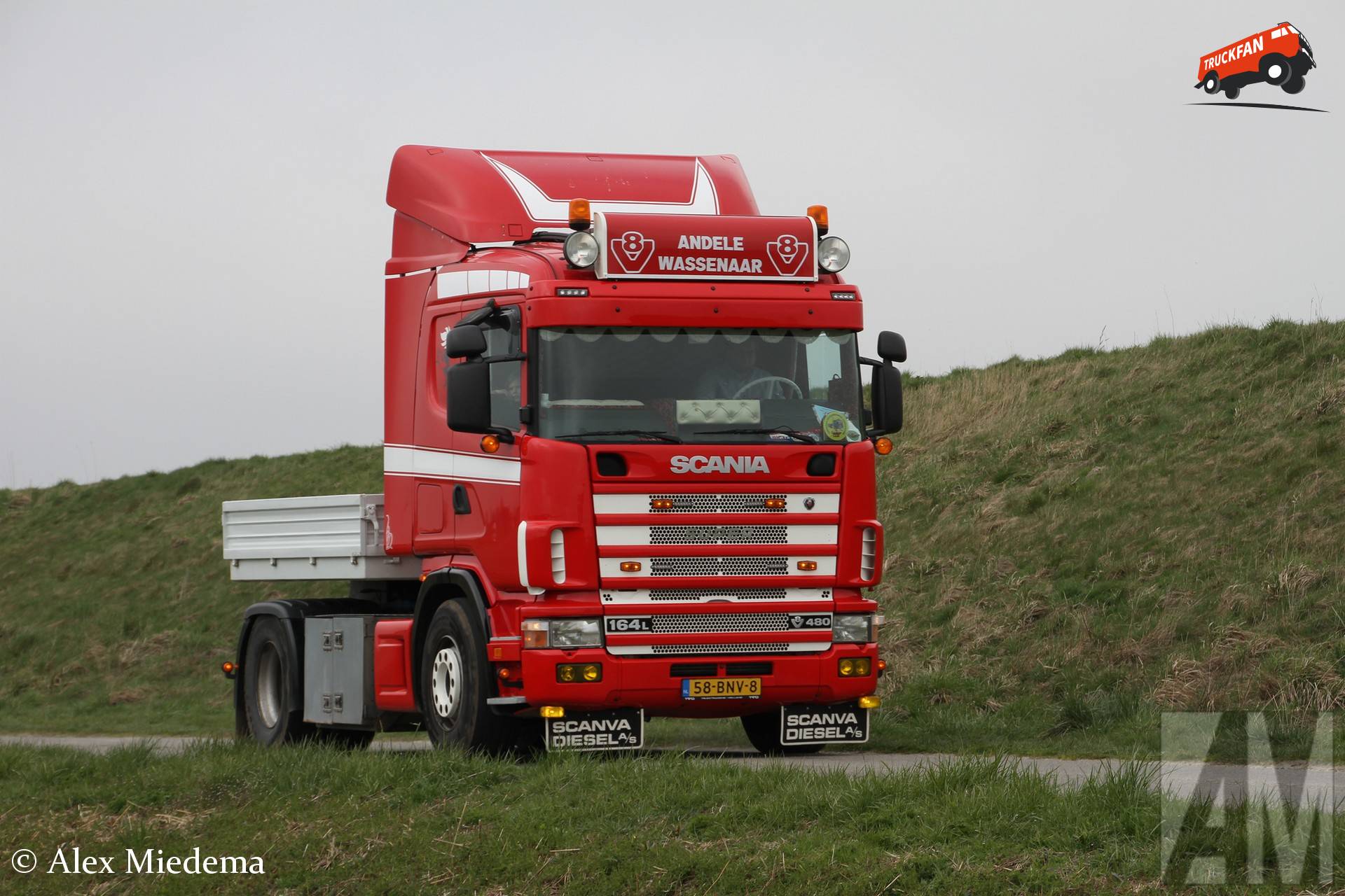 Scania 164L480 vrachtwagen in de noordwesthoek van Friesland