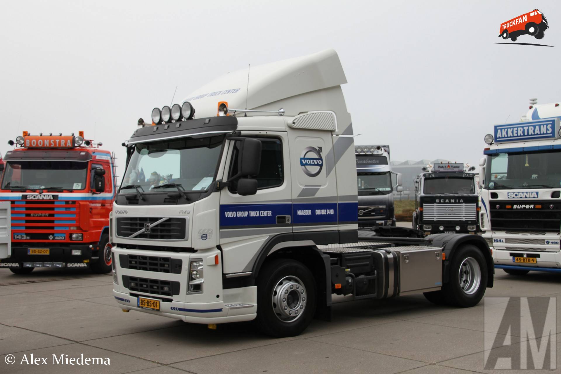 Volvo FM9 vrachtwagen in de noordwesthoek van Friesland
